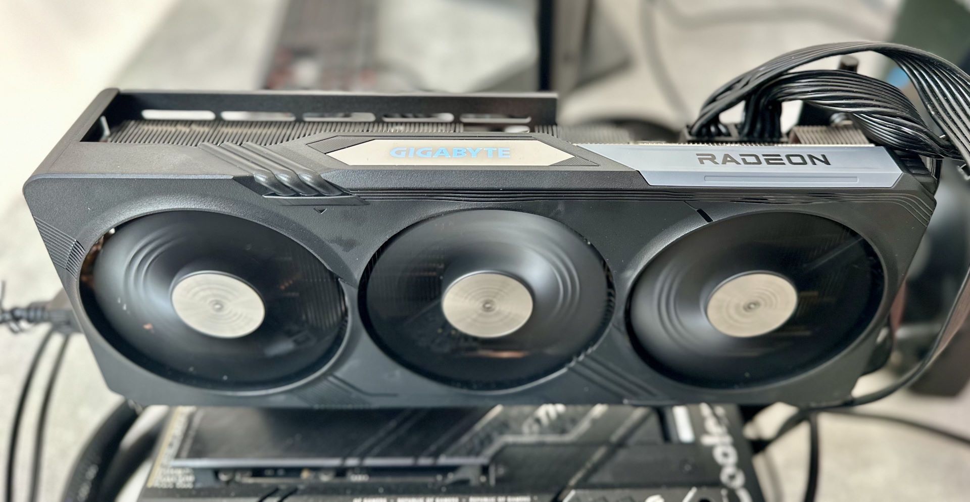 Gigabyte Radeon RX 7900 GRE Gaming OC - podświetlenie RGB