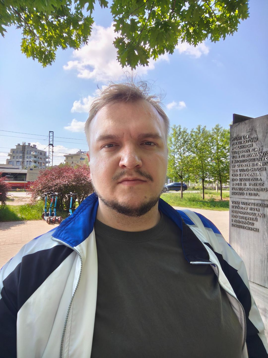 Zdjęcia z aparatów w ekranach motoroli razr fold