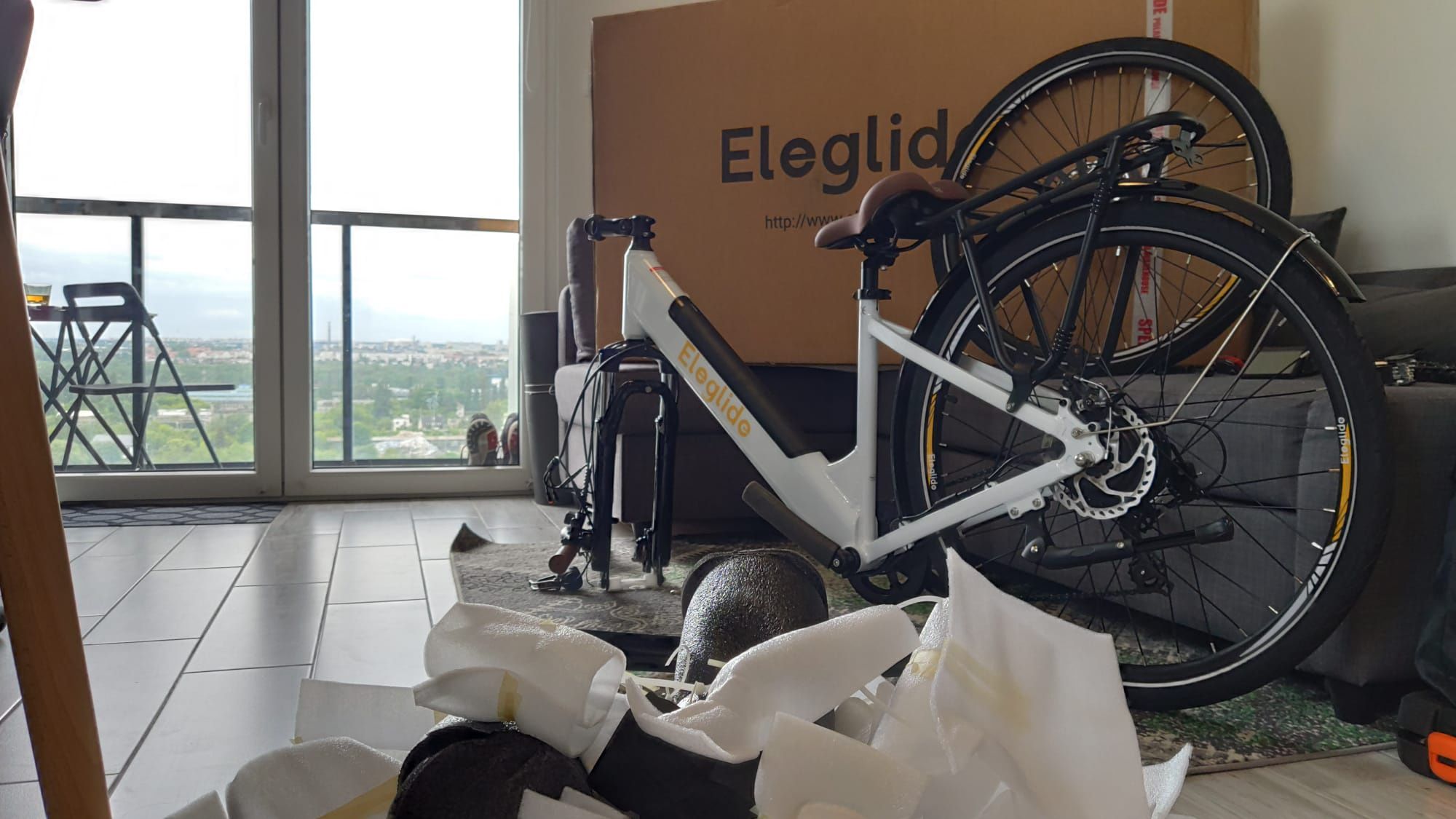 Eleglide T1 STEP-THRU wypakowany z kartonu