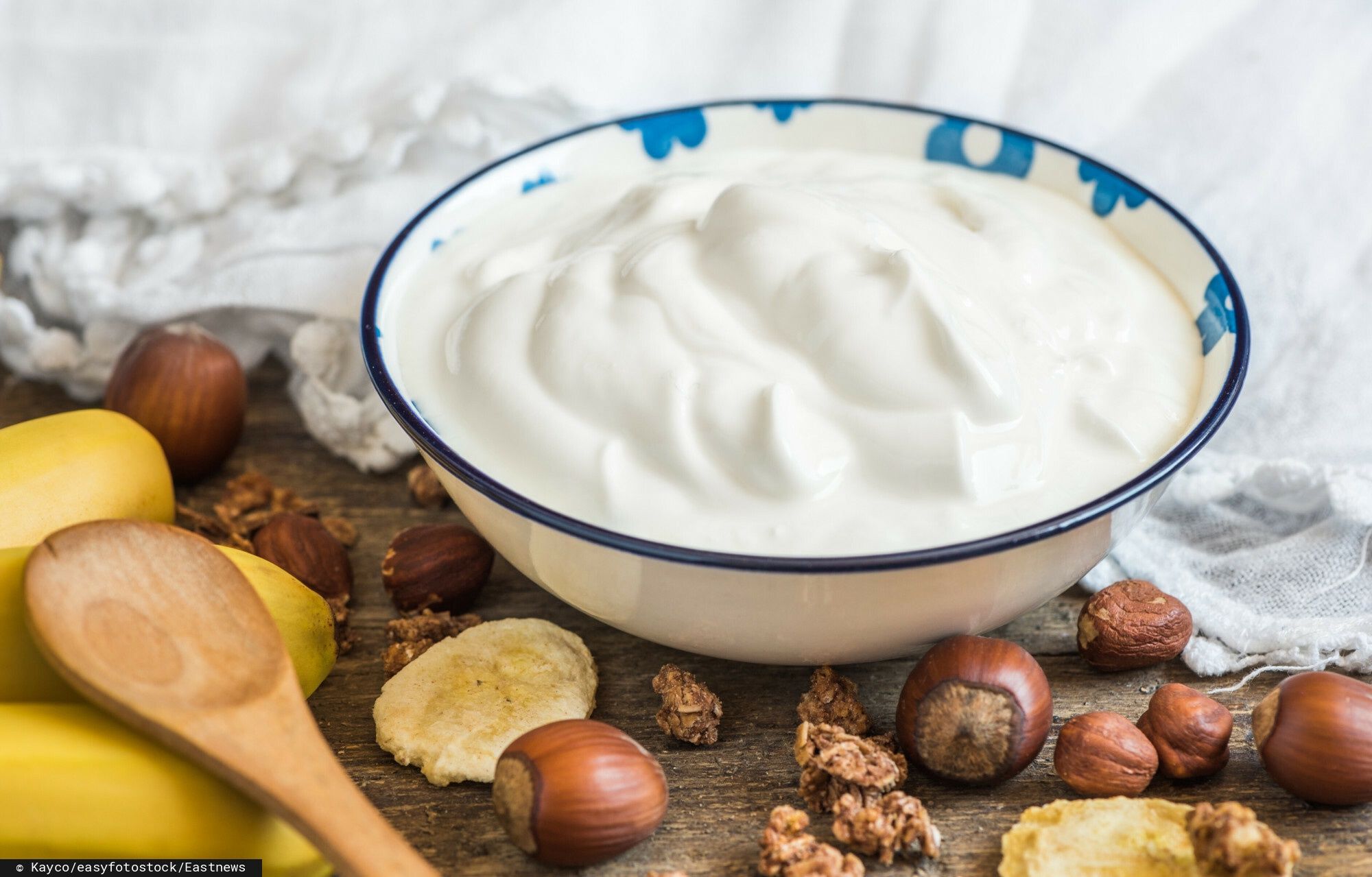 age easyfotostock 2019-01-07Serving of White Yogurt with Muesli, Banana and NutsKayco