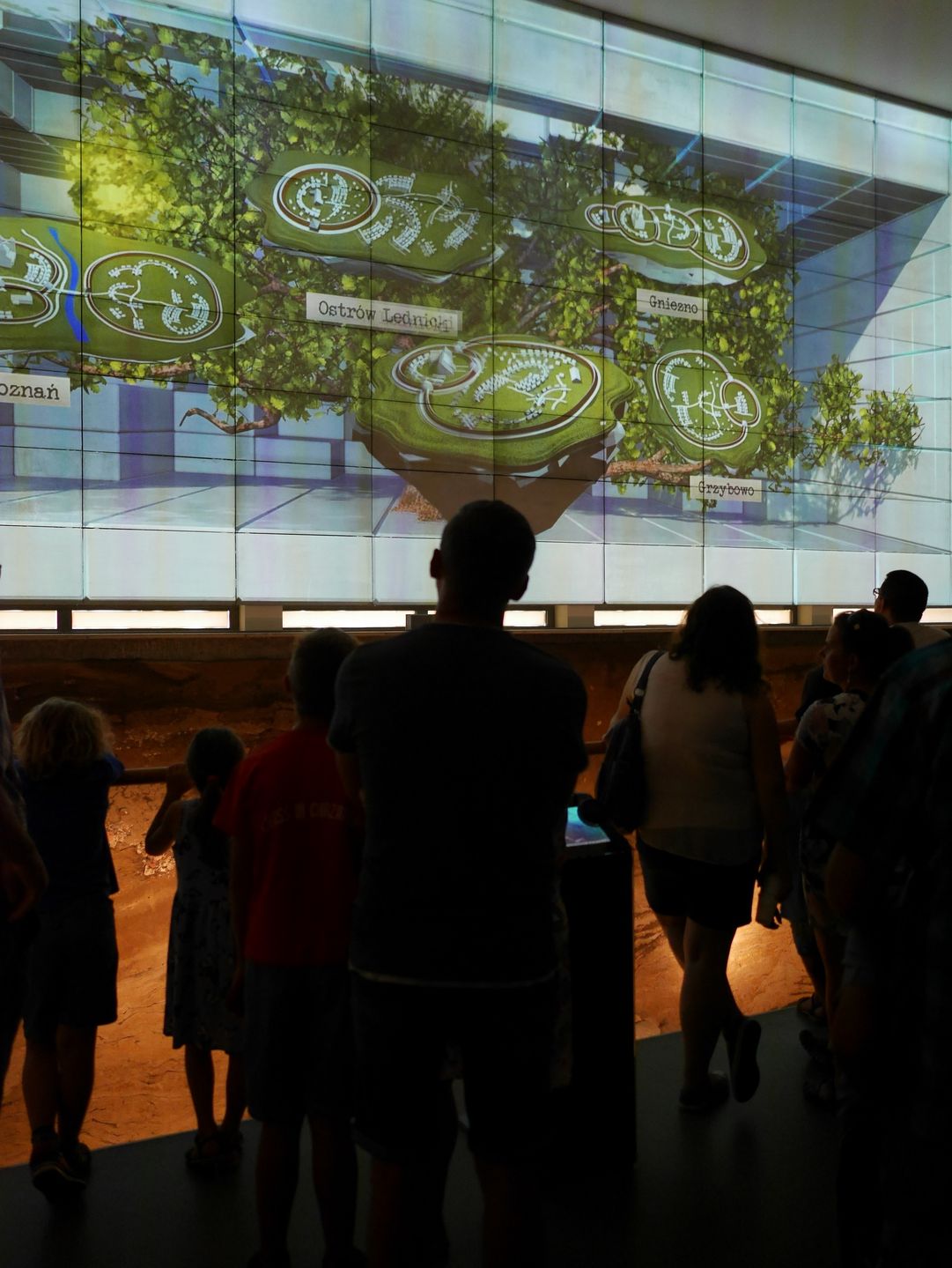 „Przekrój Poznania” – Wyjątkowy Album o Najstarszych Dziejach Mi