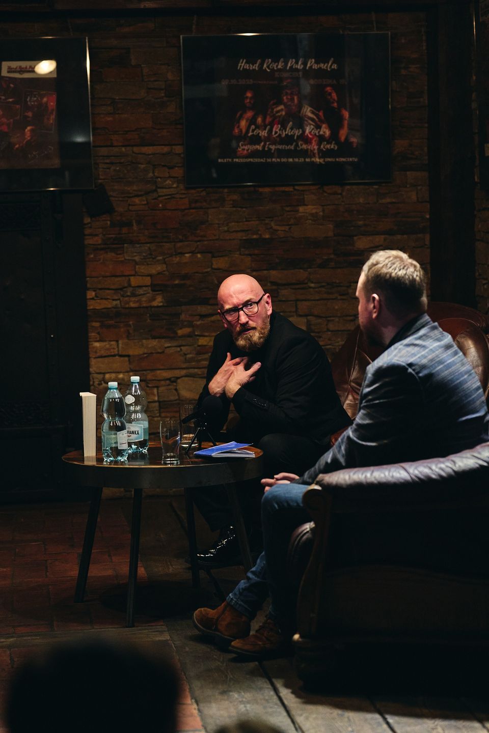 Robert Małecki na scenie Hard Rock Pubu Pamela