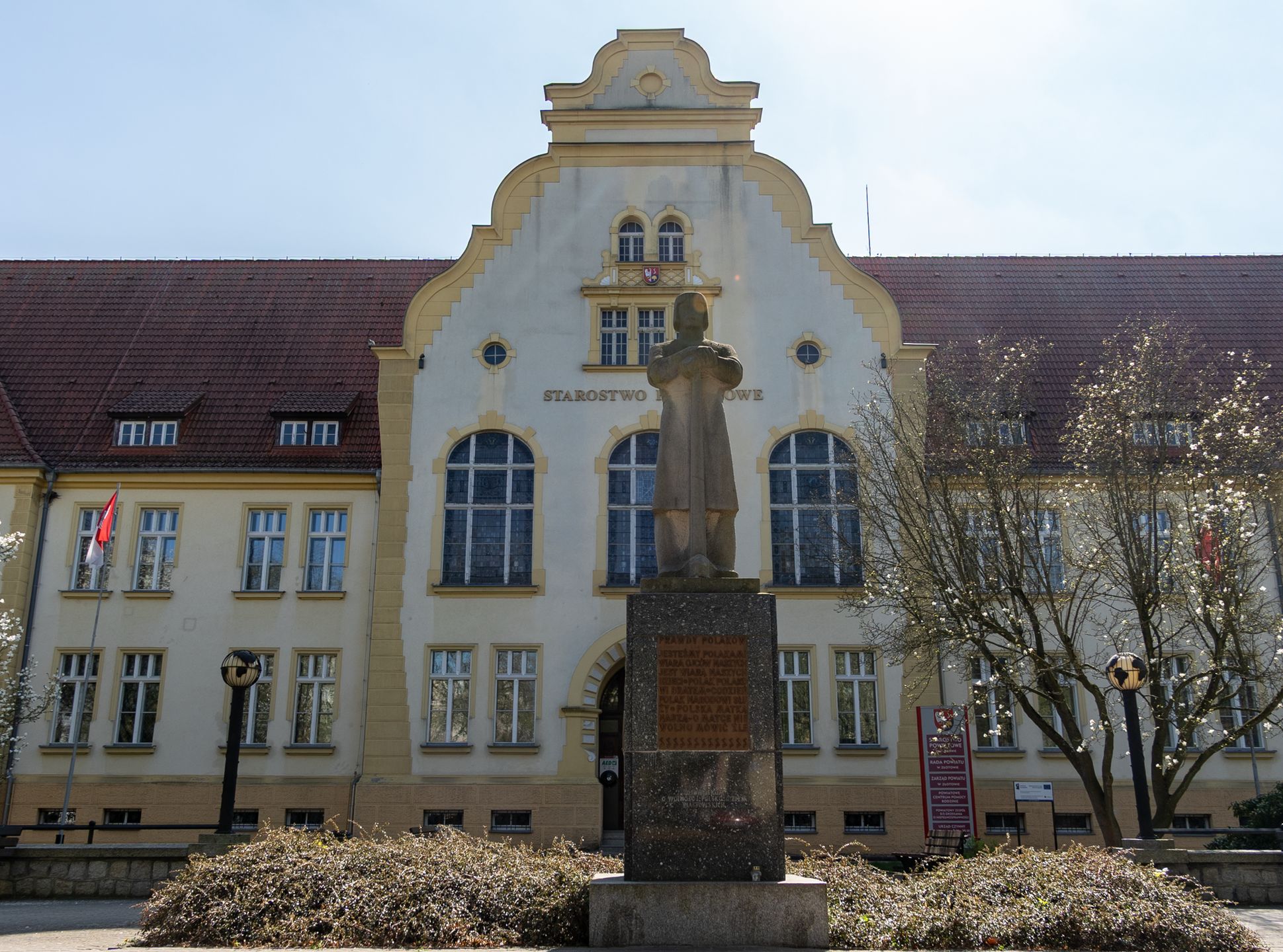 Pomnik Piasta Kołodzieja przed Starostwem w Złotowie