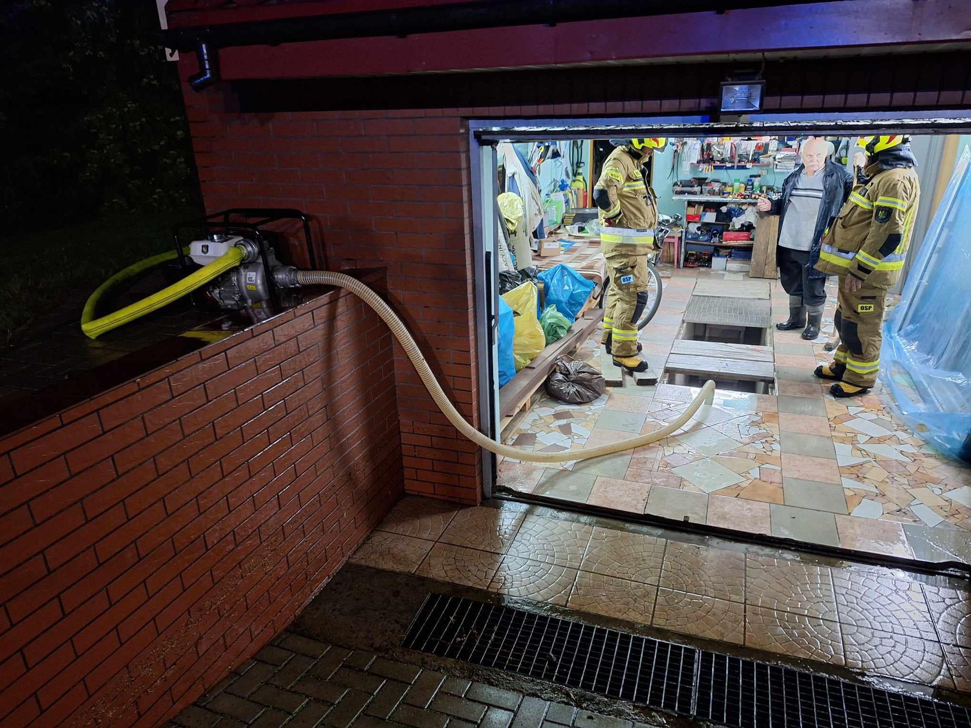 Zalana piwnica Borowiczki-Pieńki ul. Zakątek