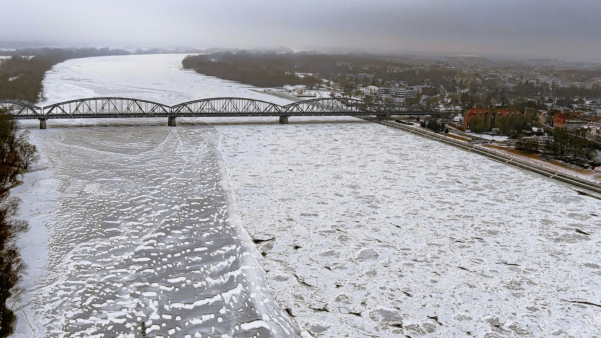 Wisła w Toruniu zamarzła!