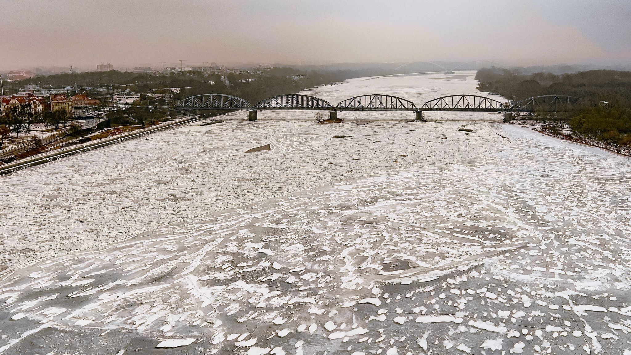 Zamarznięta Wisła w Toruniu