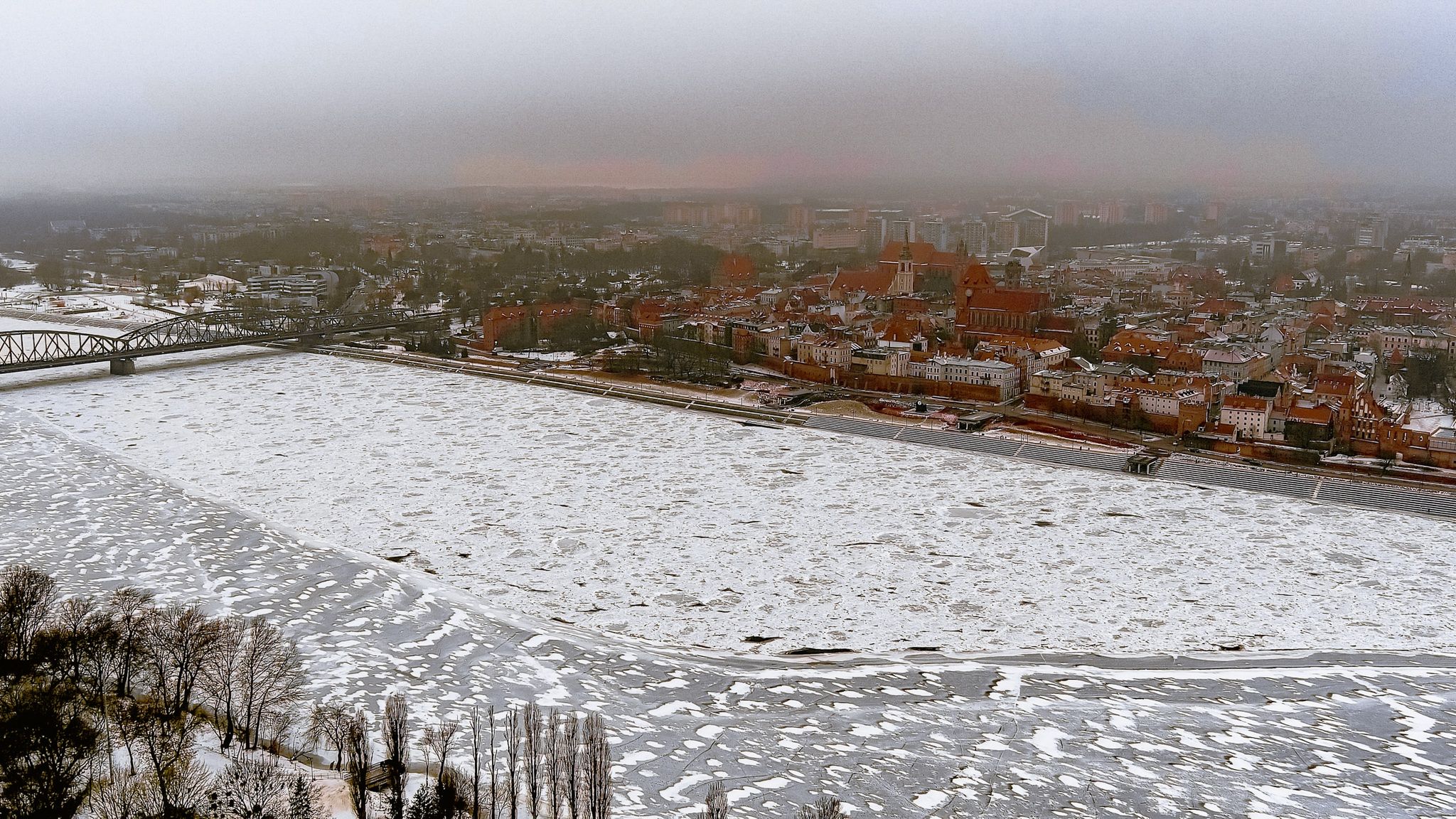 Zamarznięta Wisła w Toruniu