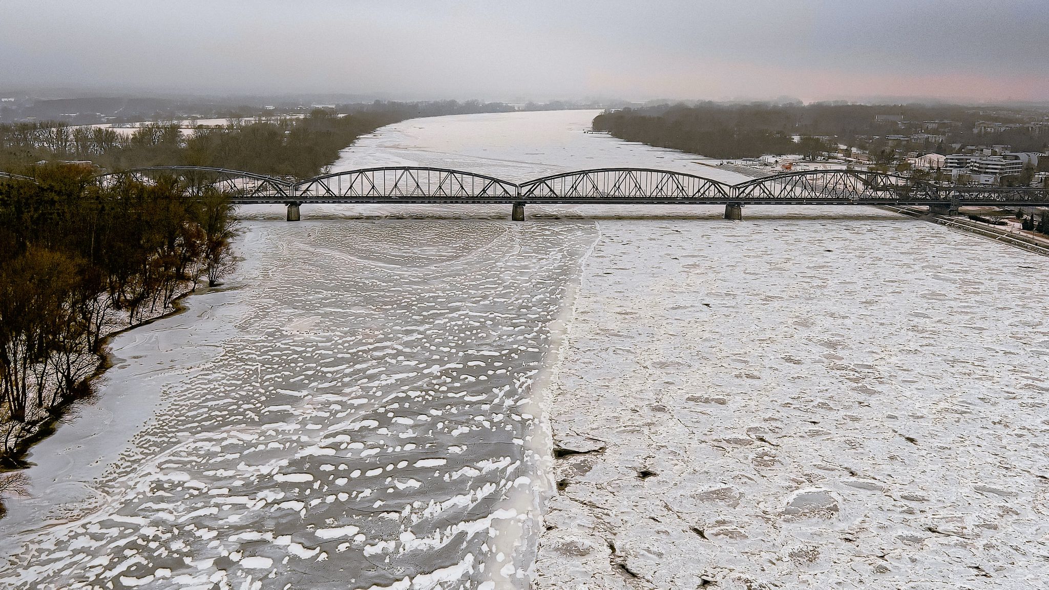 Zamarznięta Wisła w Toruniu