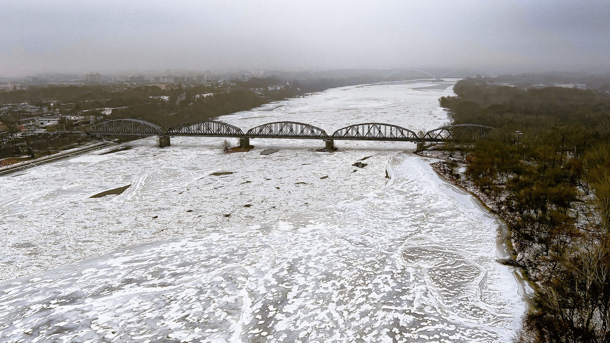 Zamarznięta Wisła w Toruniu