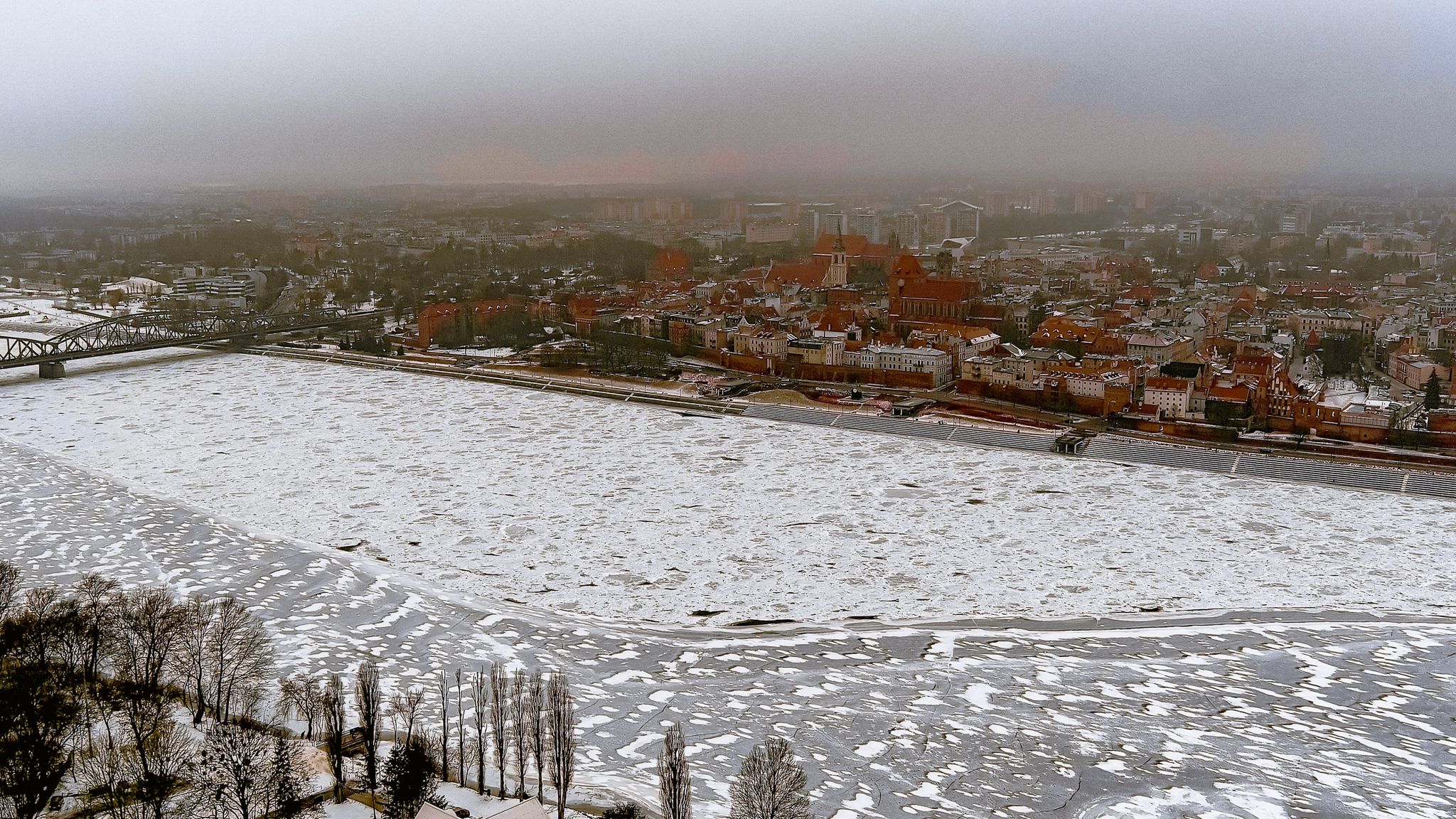 Zamarznięta Wisła w Toruniu
