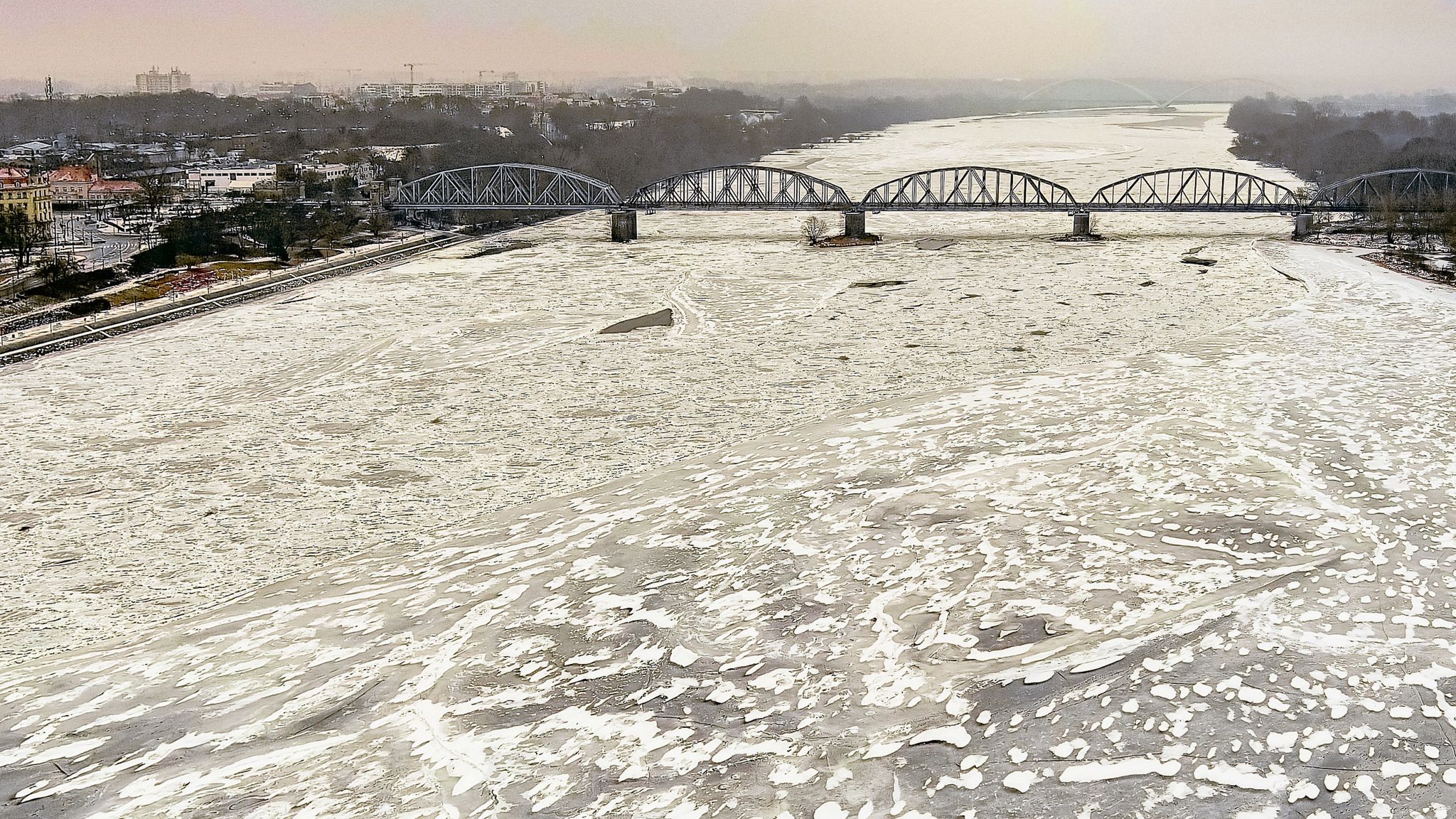 Zamarznięta Wisła w Toruniu