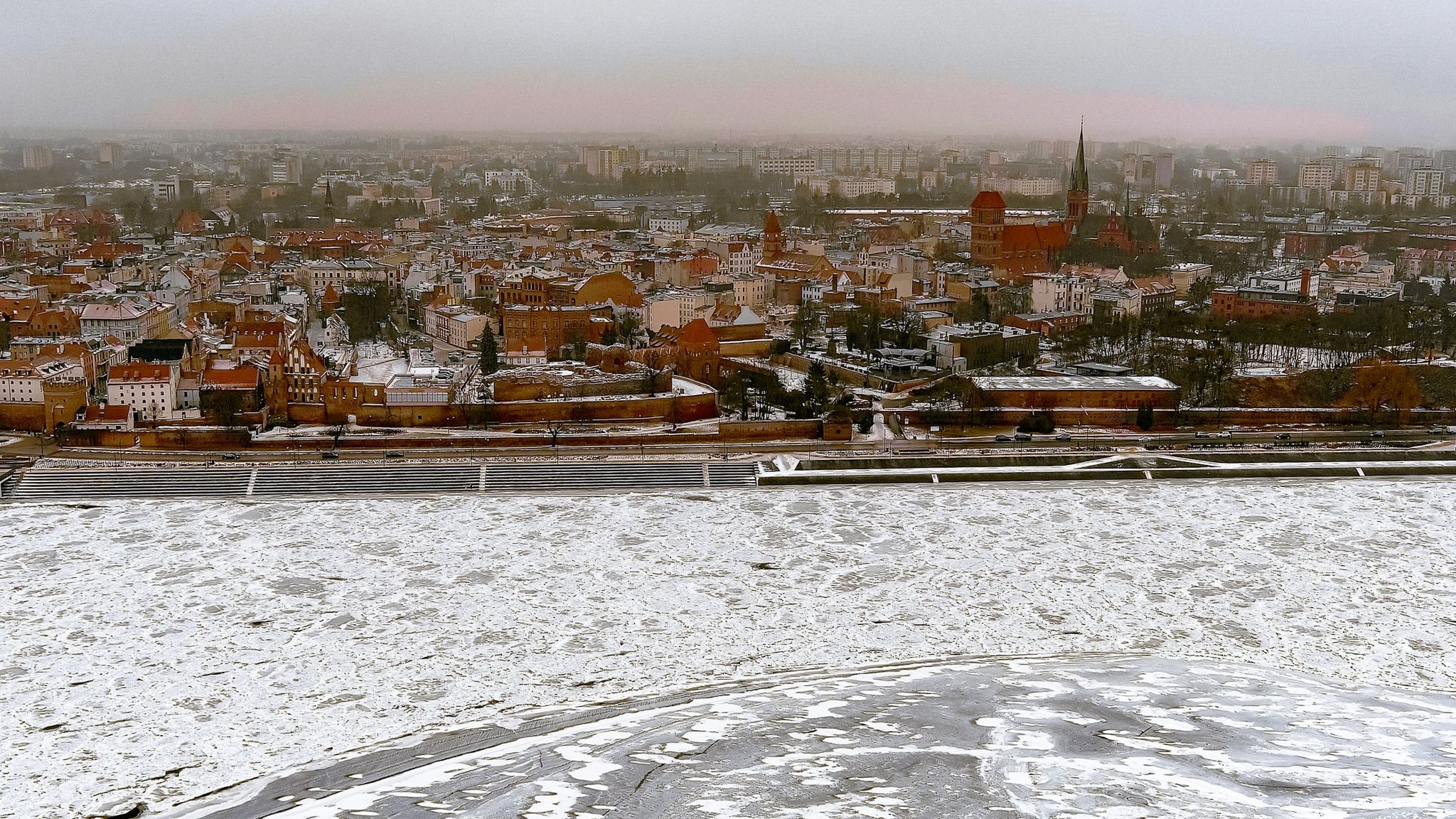 Zamarznięta Wisła w Toruniu