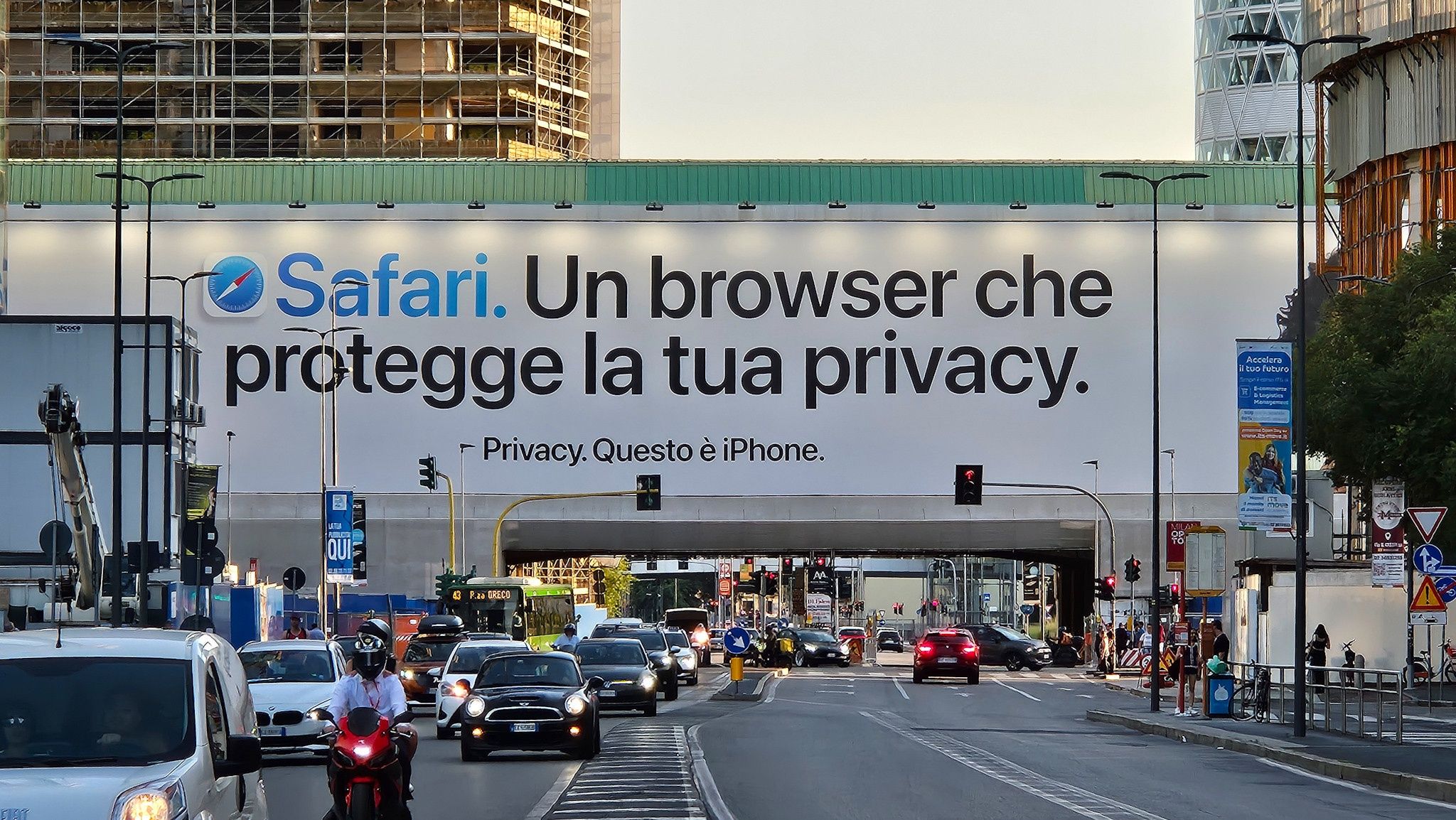Wielki billboard promujący prywatność na iPhone