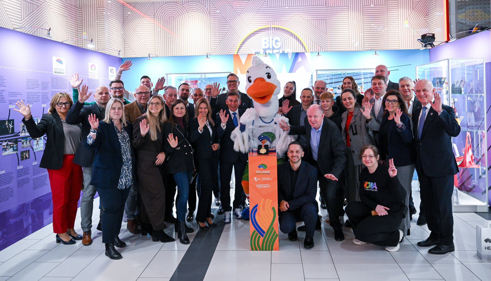 Pamiątkowe zdjęcie osób oficjalnych podczas otwarcia wystawy