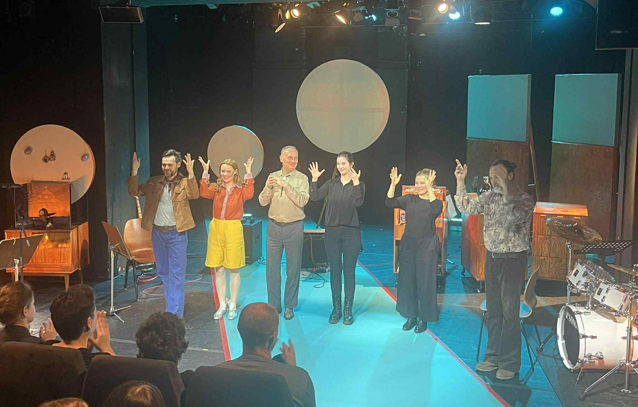 Sonia podczas tłumaczenie spektaklu