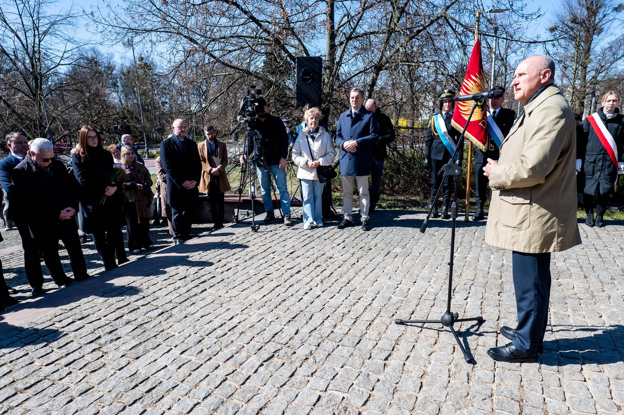 Kwiaty pod Pomnikiem Jana Pawła II
