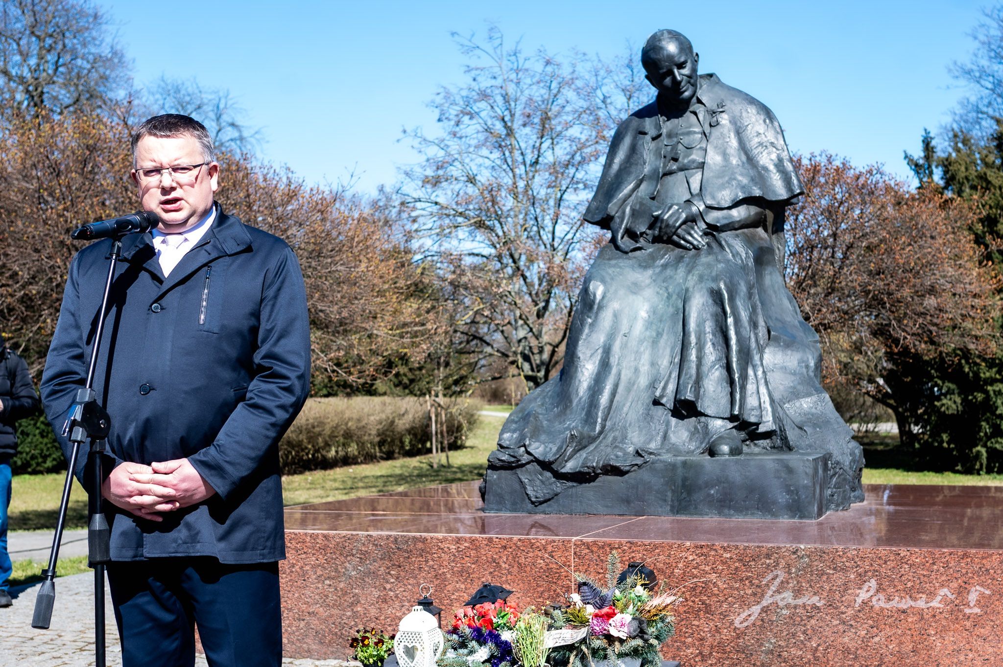 Kwiaty pod Pomnikiem Jana Pawła II