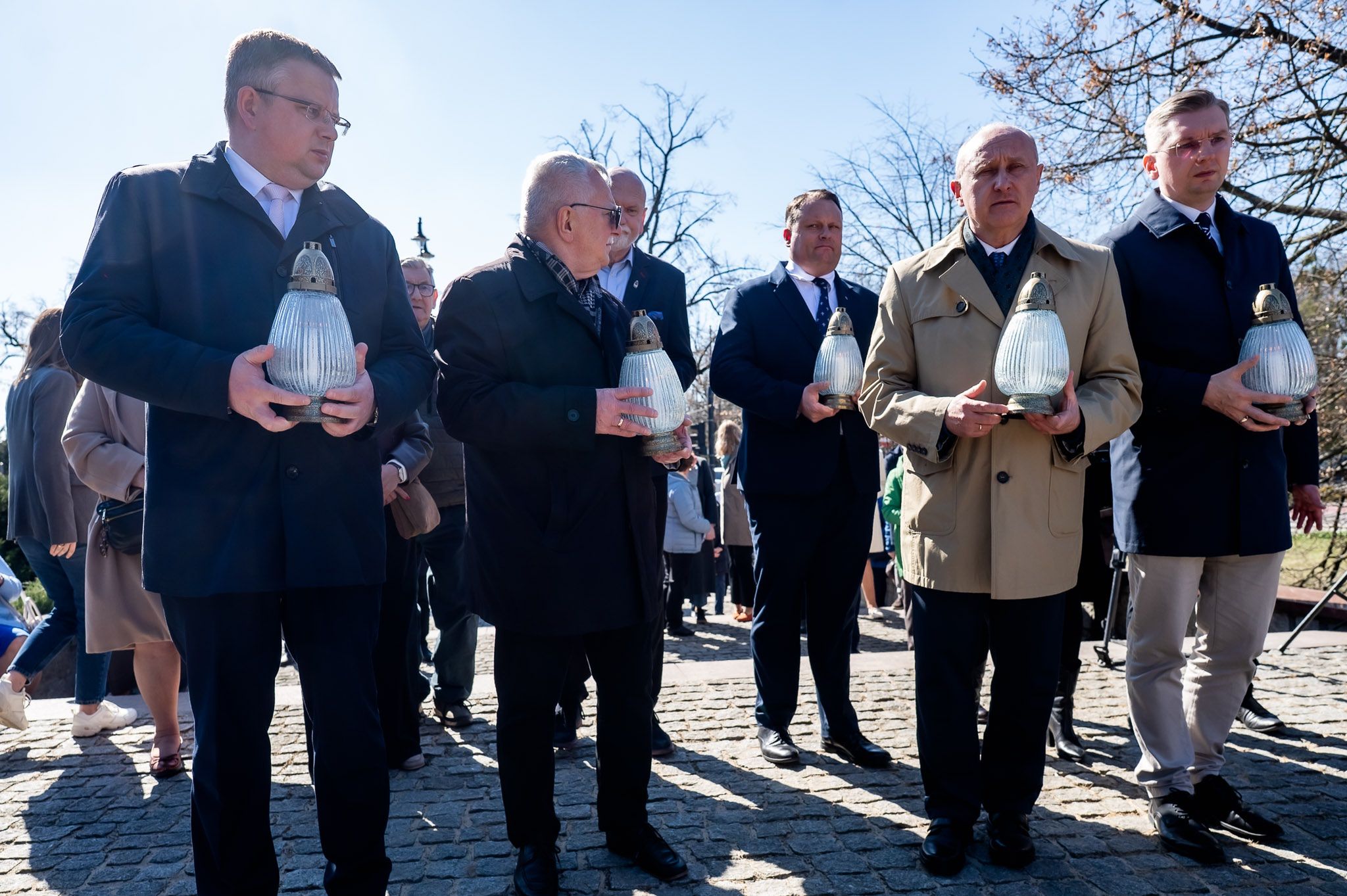 Kwiaty pod Pomnikiem Jana Pawła II