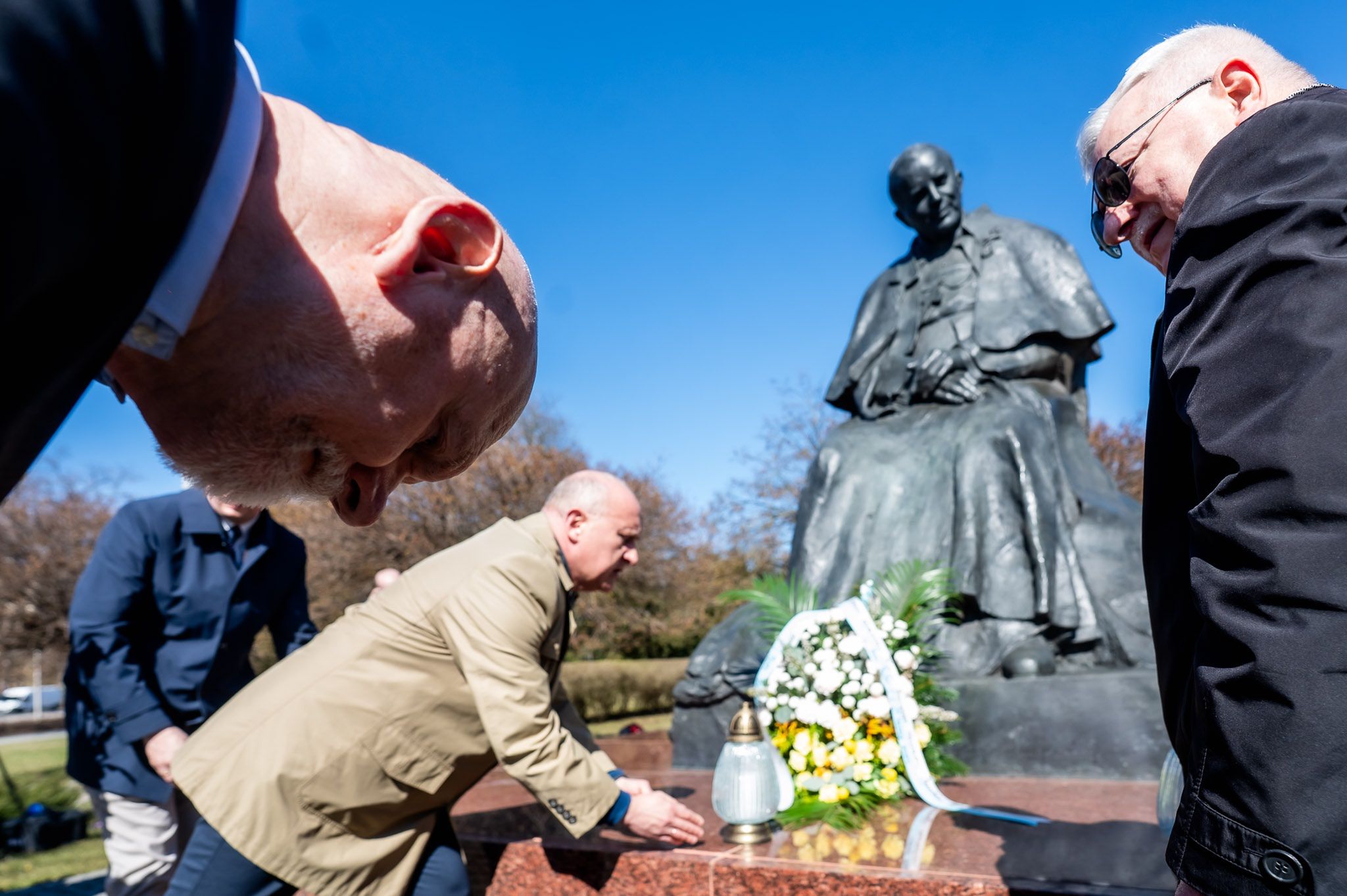 Kwiaty pod Pomnikiem Jana Pawła II