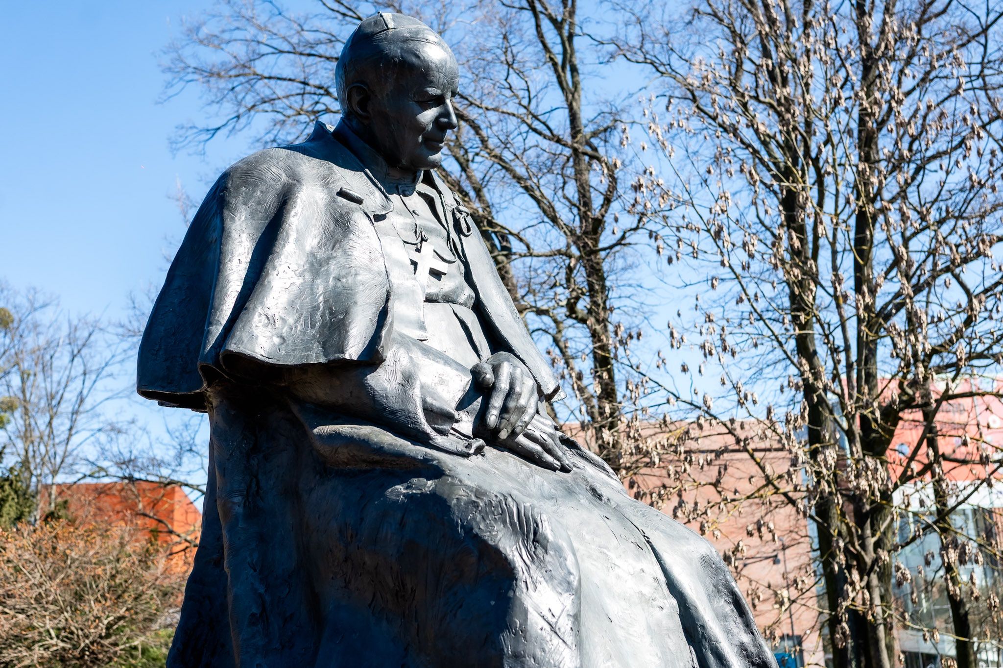 Kwiaty pod Pomnikiem Jana Pawła II