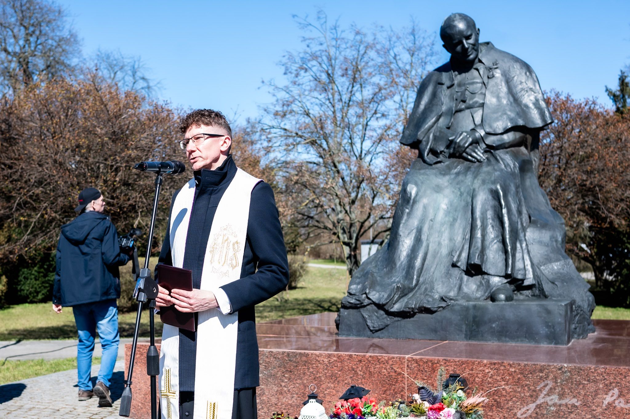 Kwiaty pod Pomnikiem Jana Pawła II