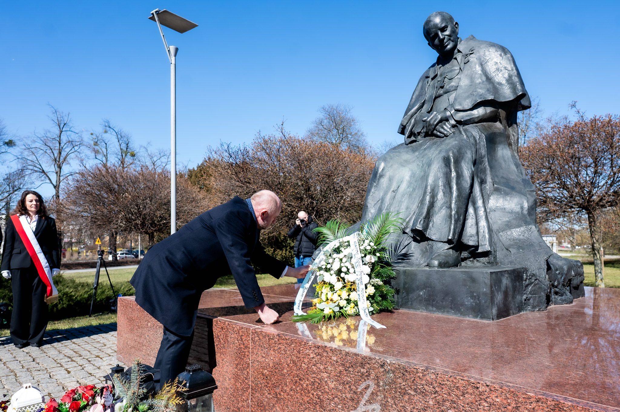 Kwiaty pod Pomnikiem Jana Pawła II