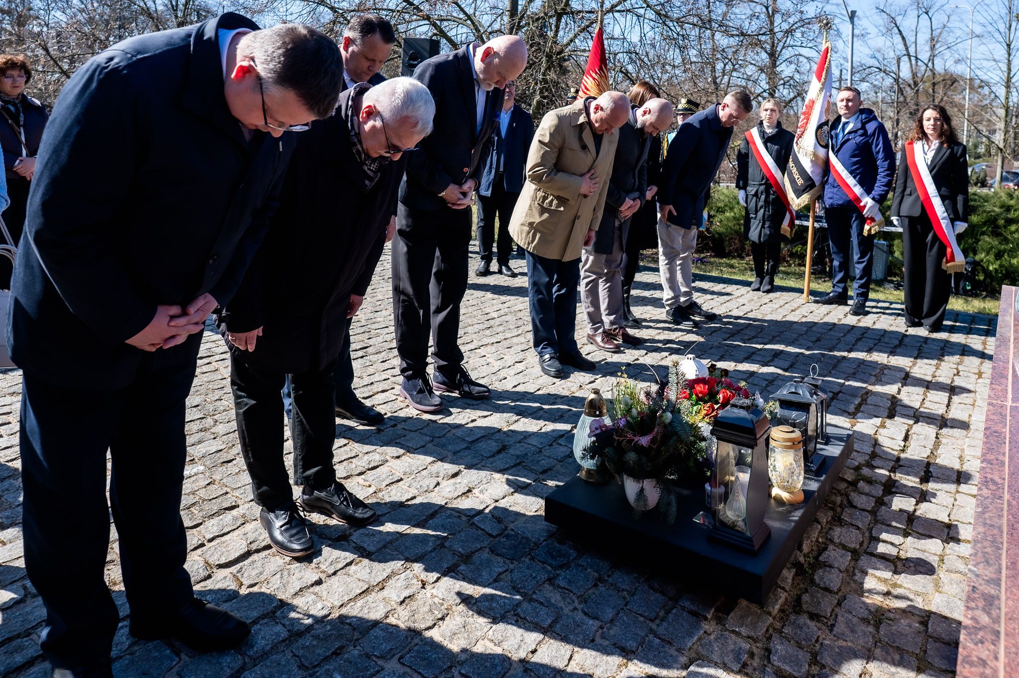 Kwiaty pod Pomnikiem Jana Pawła II