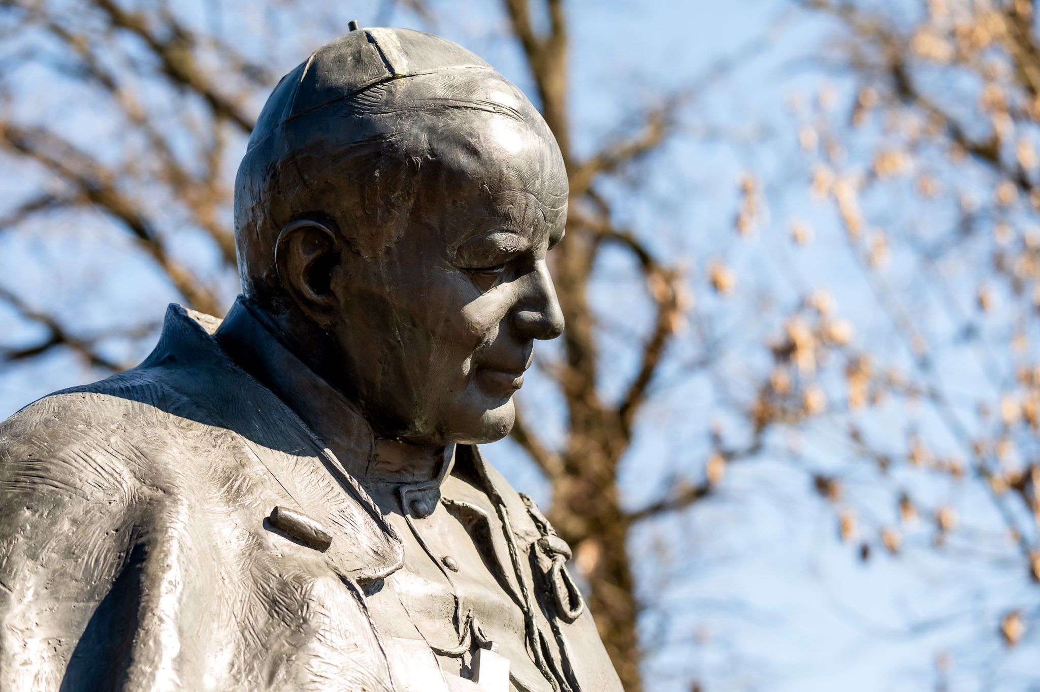 Kwiaty pod Pomnikiem Jana Pawła II