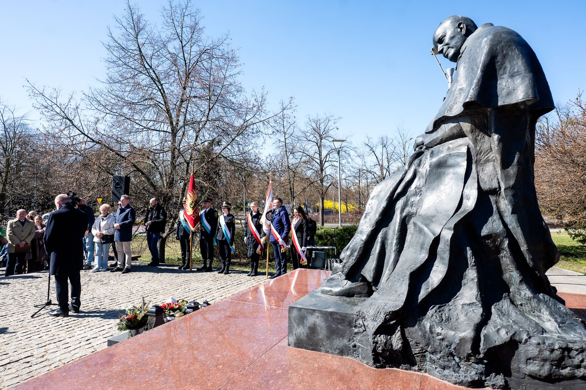 Kwiaty pod Pomnikiem Jana Pawła II