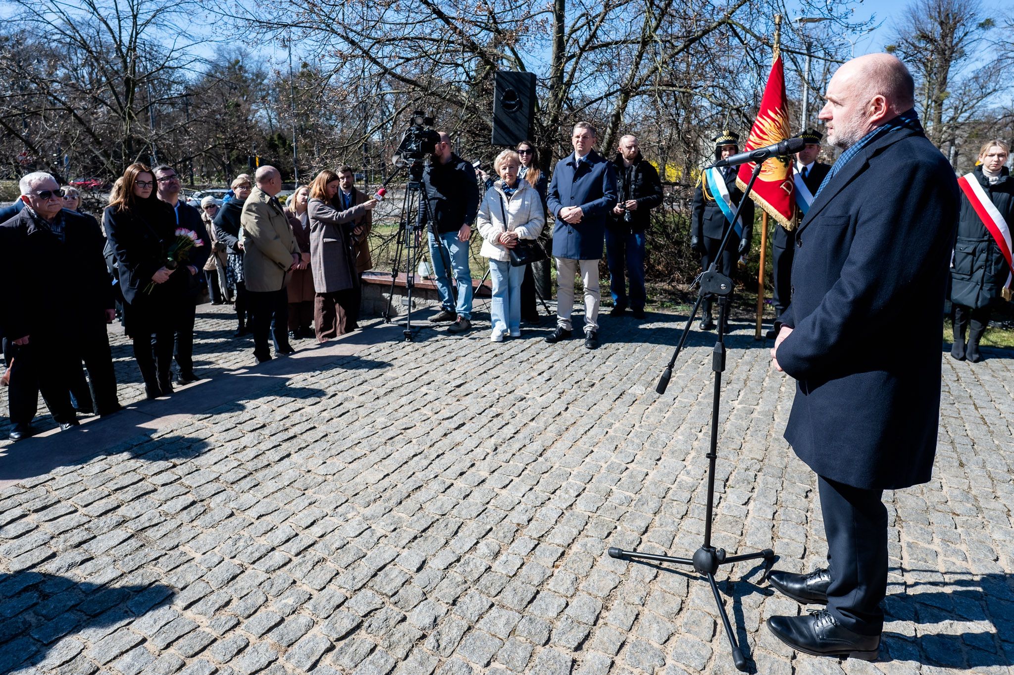 Kwiaty pod Pomnikiem Jana Pawła II