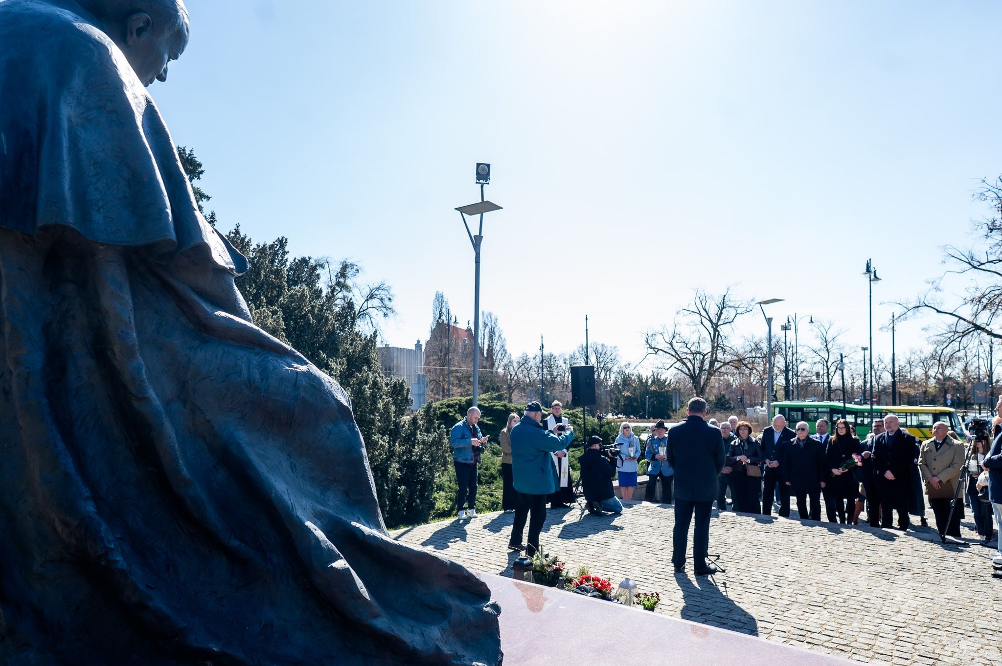 Kwiaty pod Pomnikiem Jana Pawła II