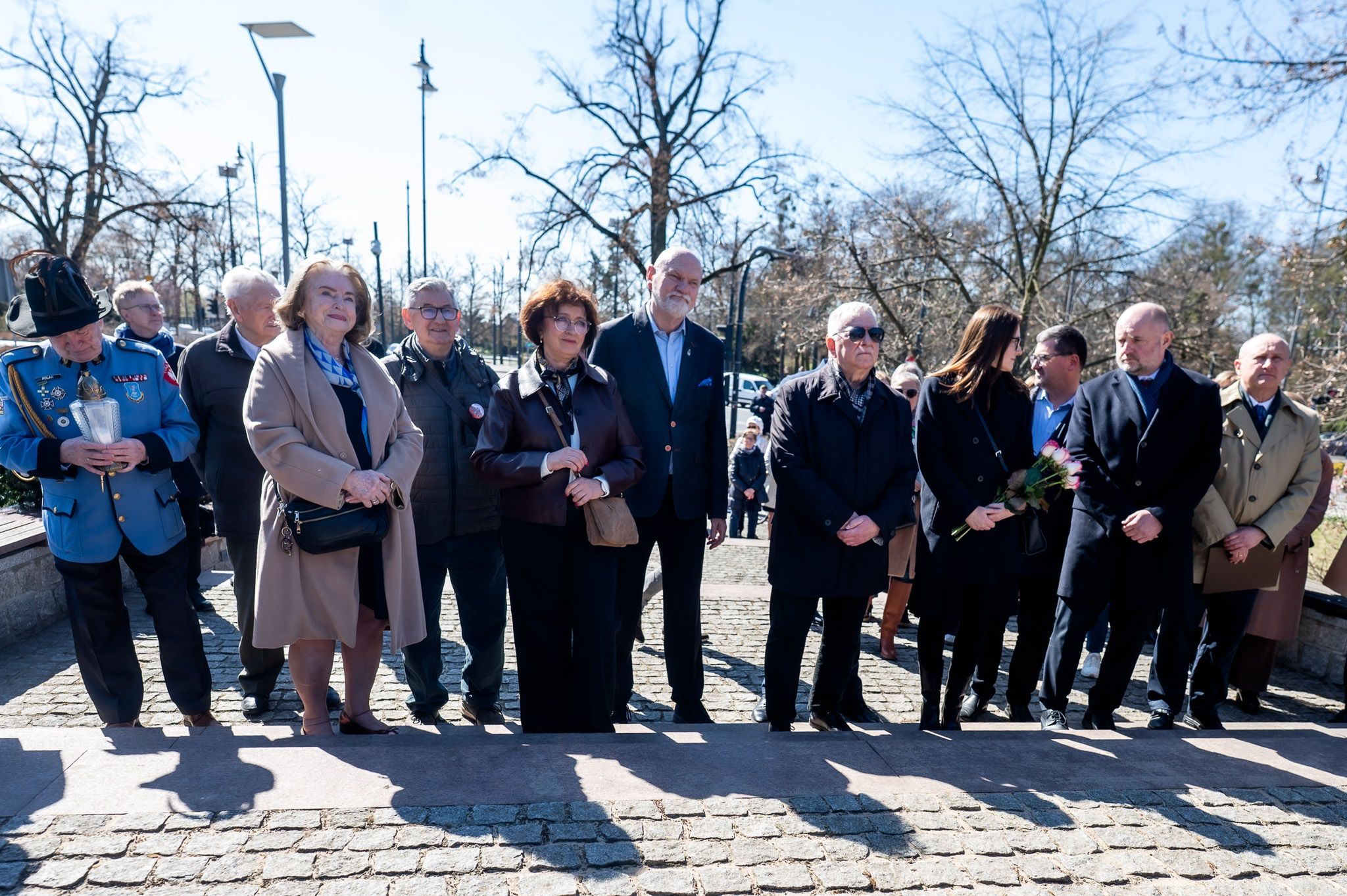 Kwiaty pod Pomnikiem Jana Pawła II