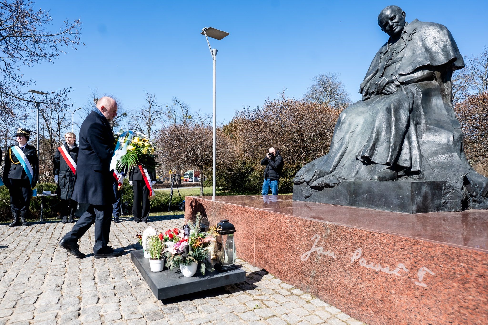 Kwiaty pod Pomnikiem Jana Pawła II