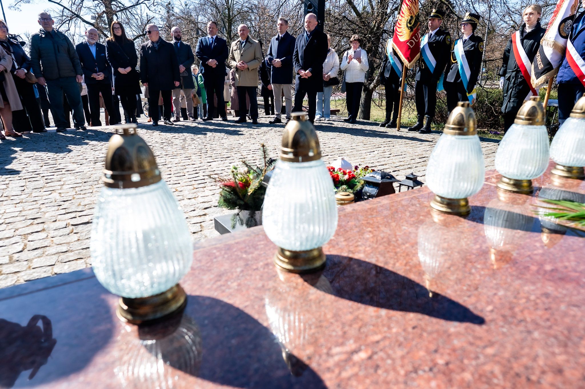 Kwiaty pod Pomnikiem Jana Pawła II