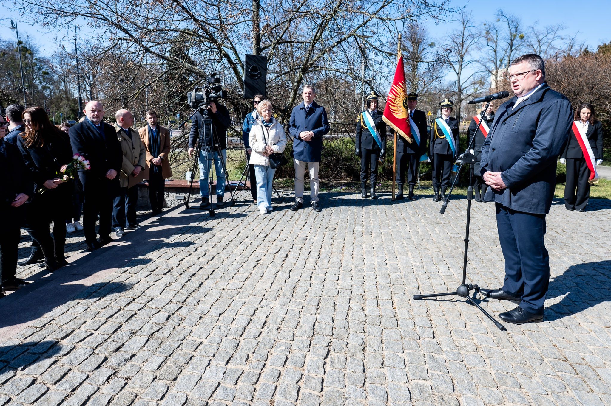 Kwiaty pod Pomnikiem Jana Pawła II