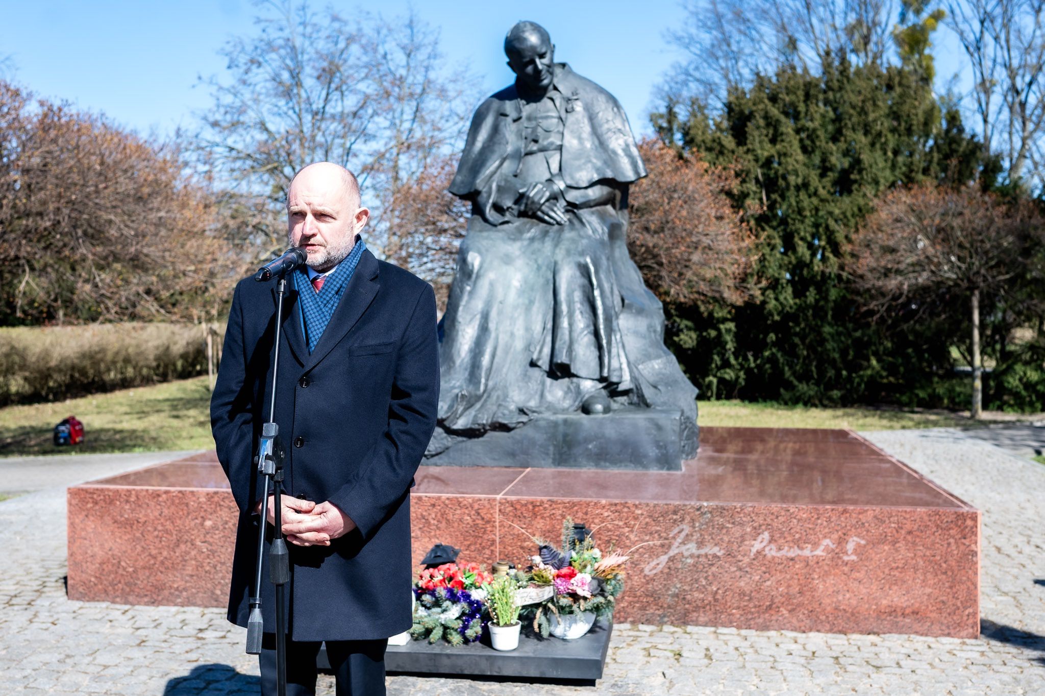 Kwiaty pod Pomnikiem Jana Pawła II