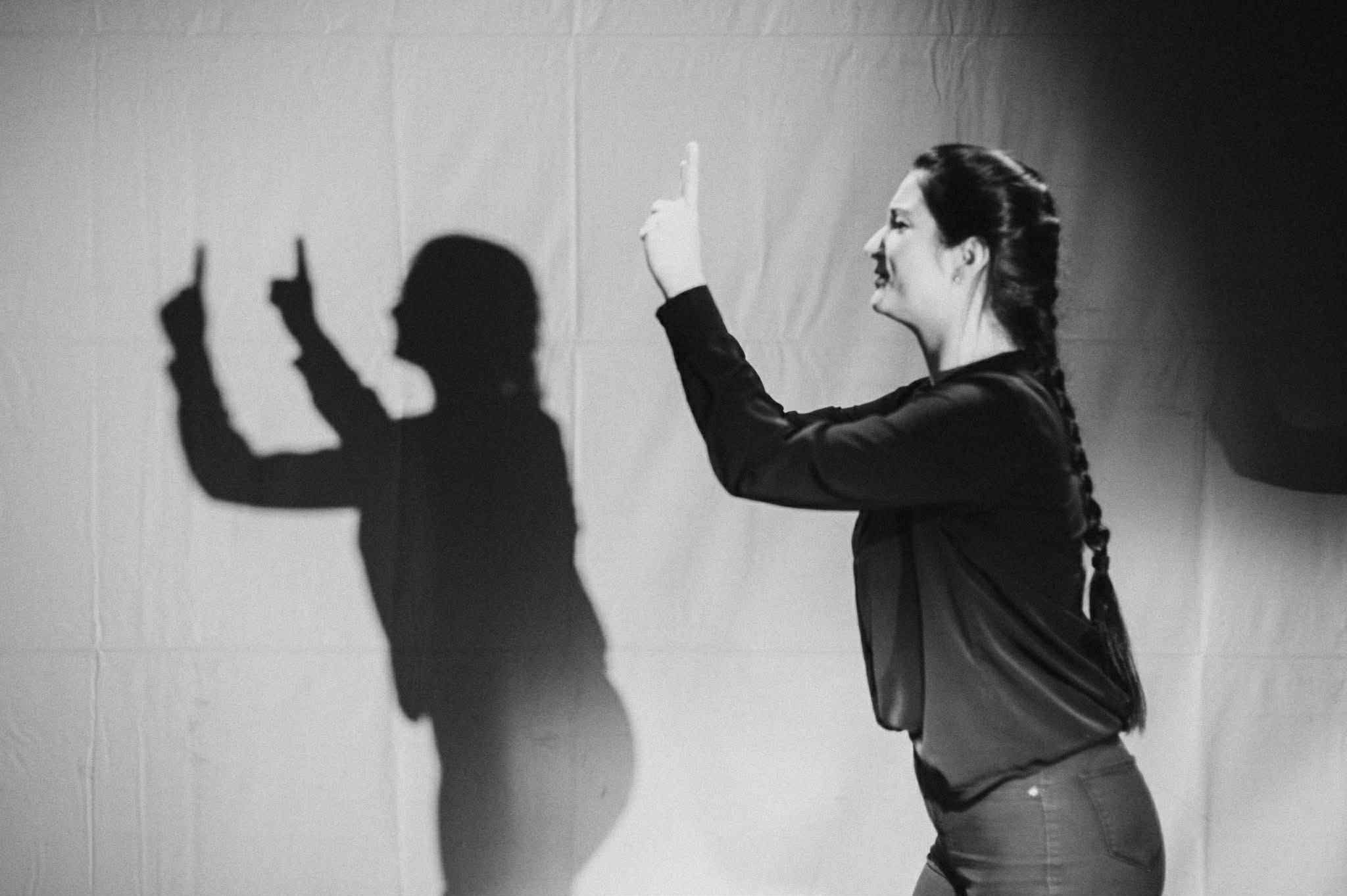 Sonia w trakcie tłumaczenia spektaklu na PJM