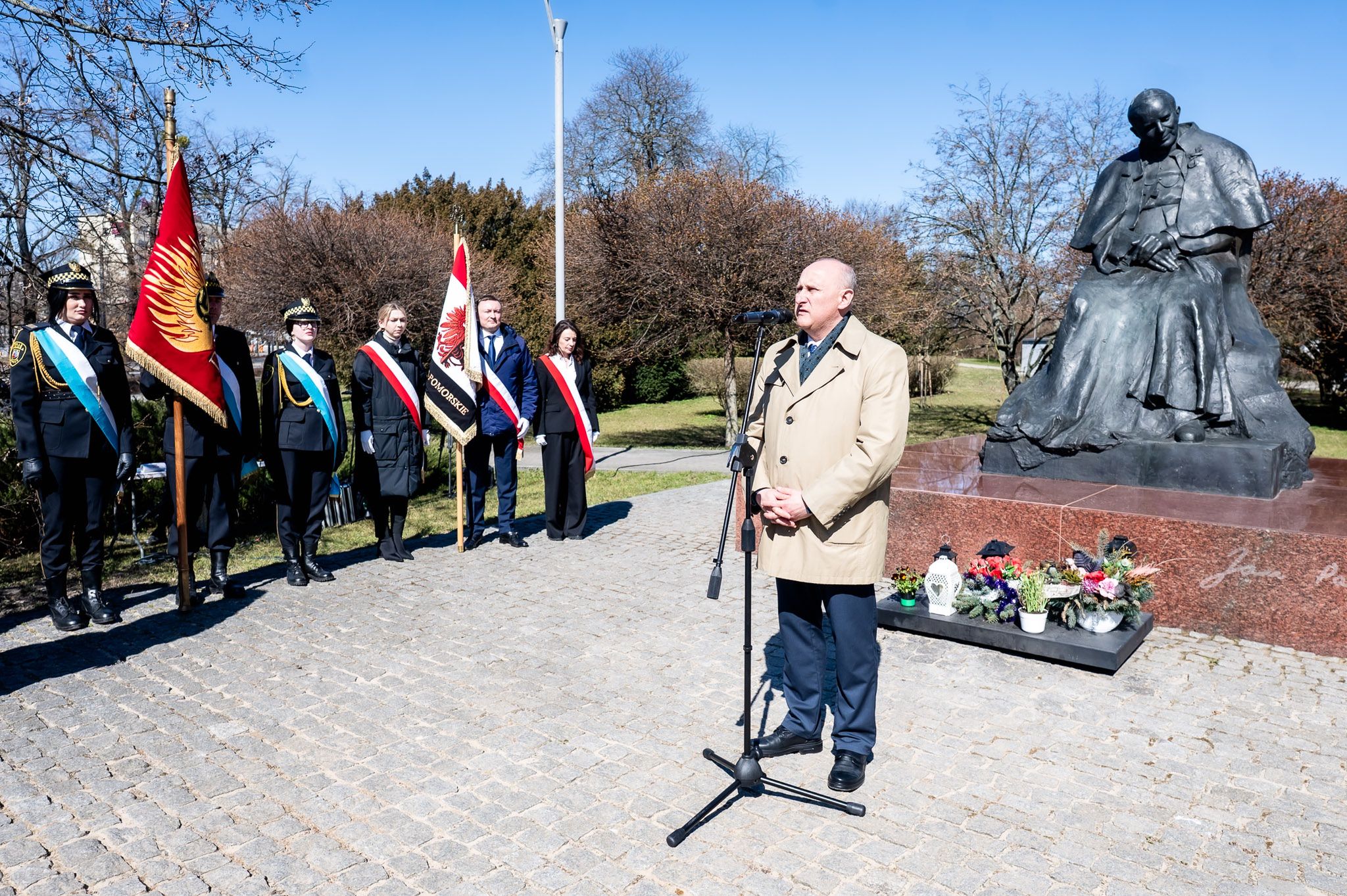Kwiaty pod Pomnikiem Jana Pawła II