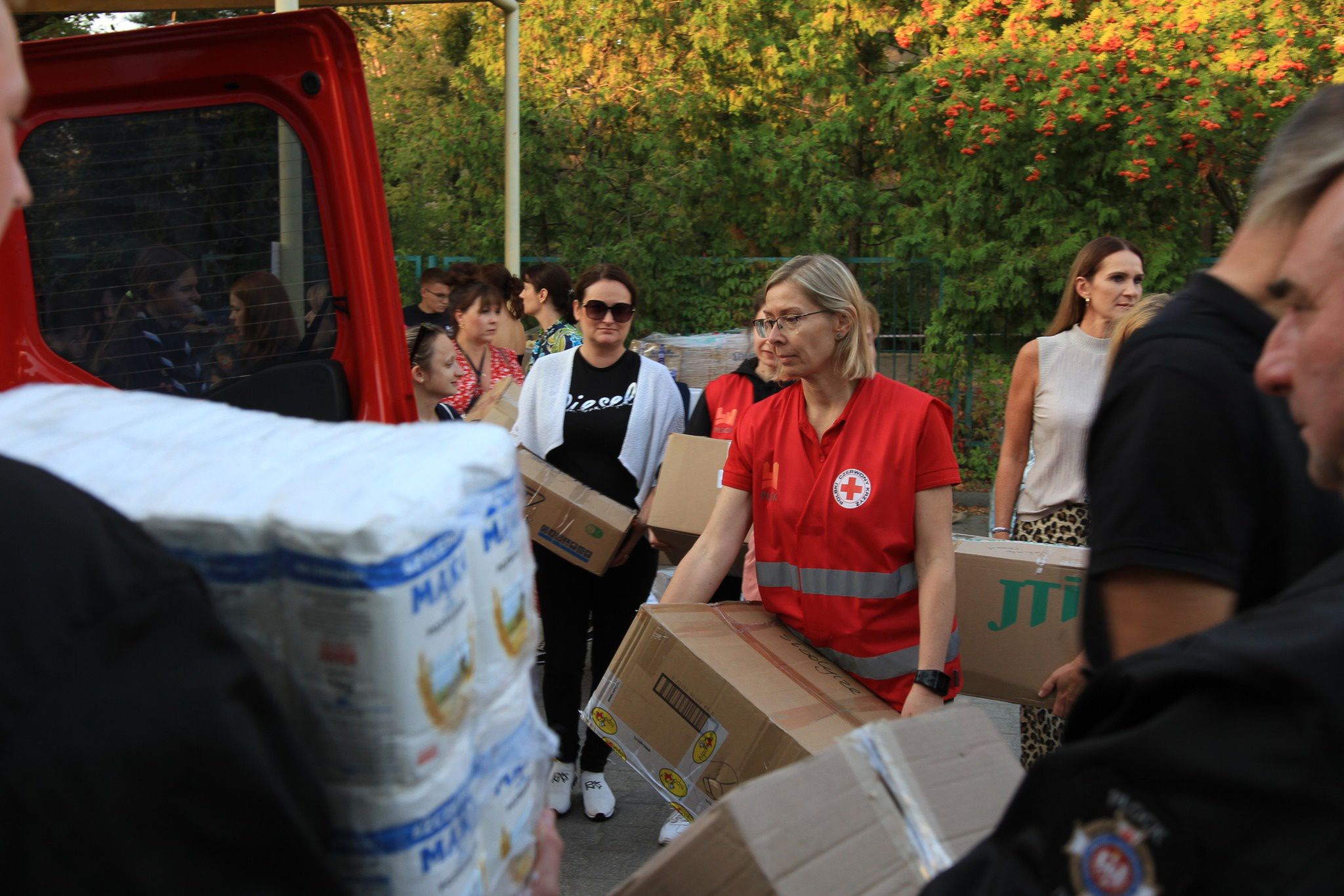 Pakowanie darów dla powodzian