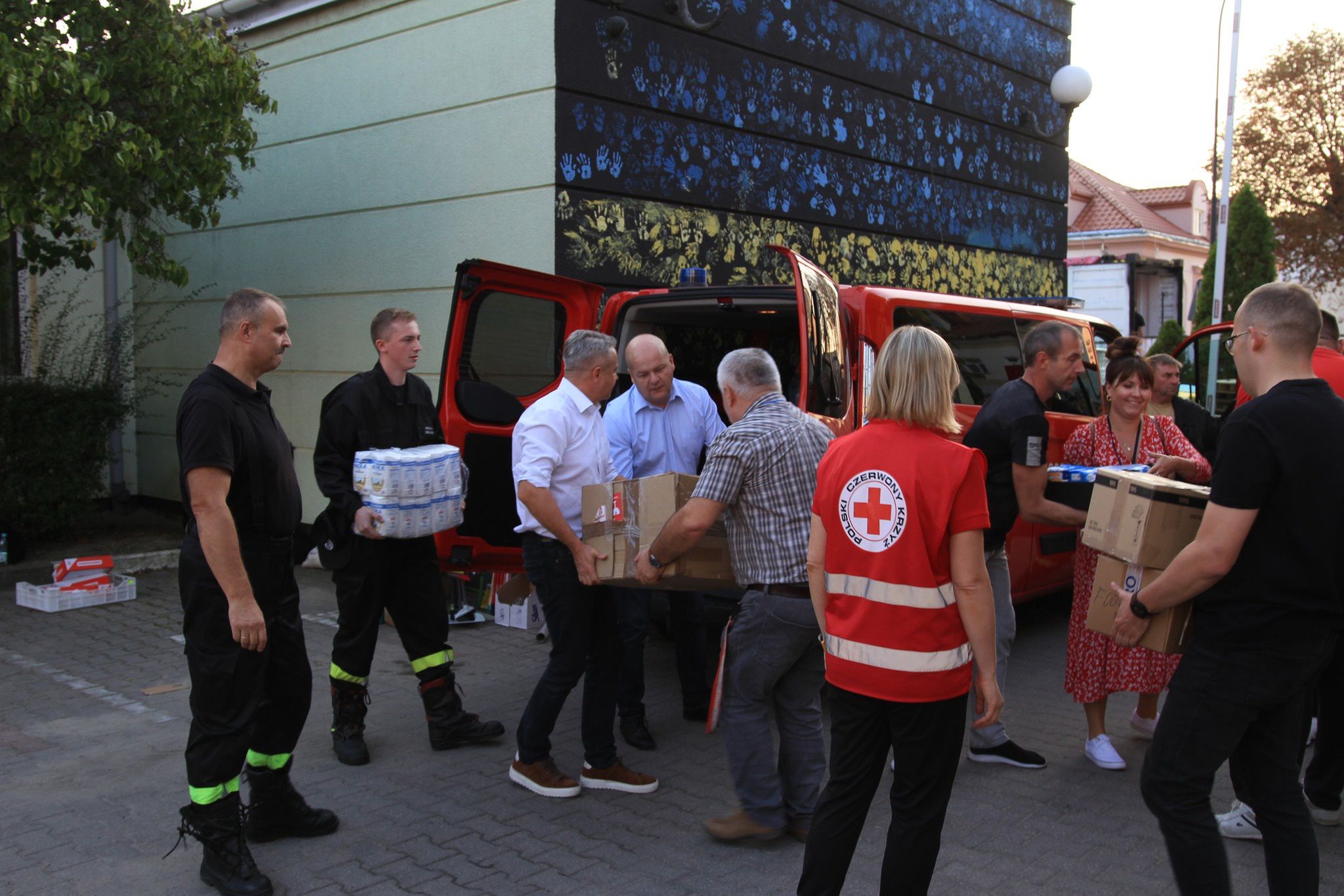 Pakowanie darów dla powodzian