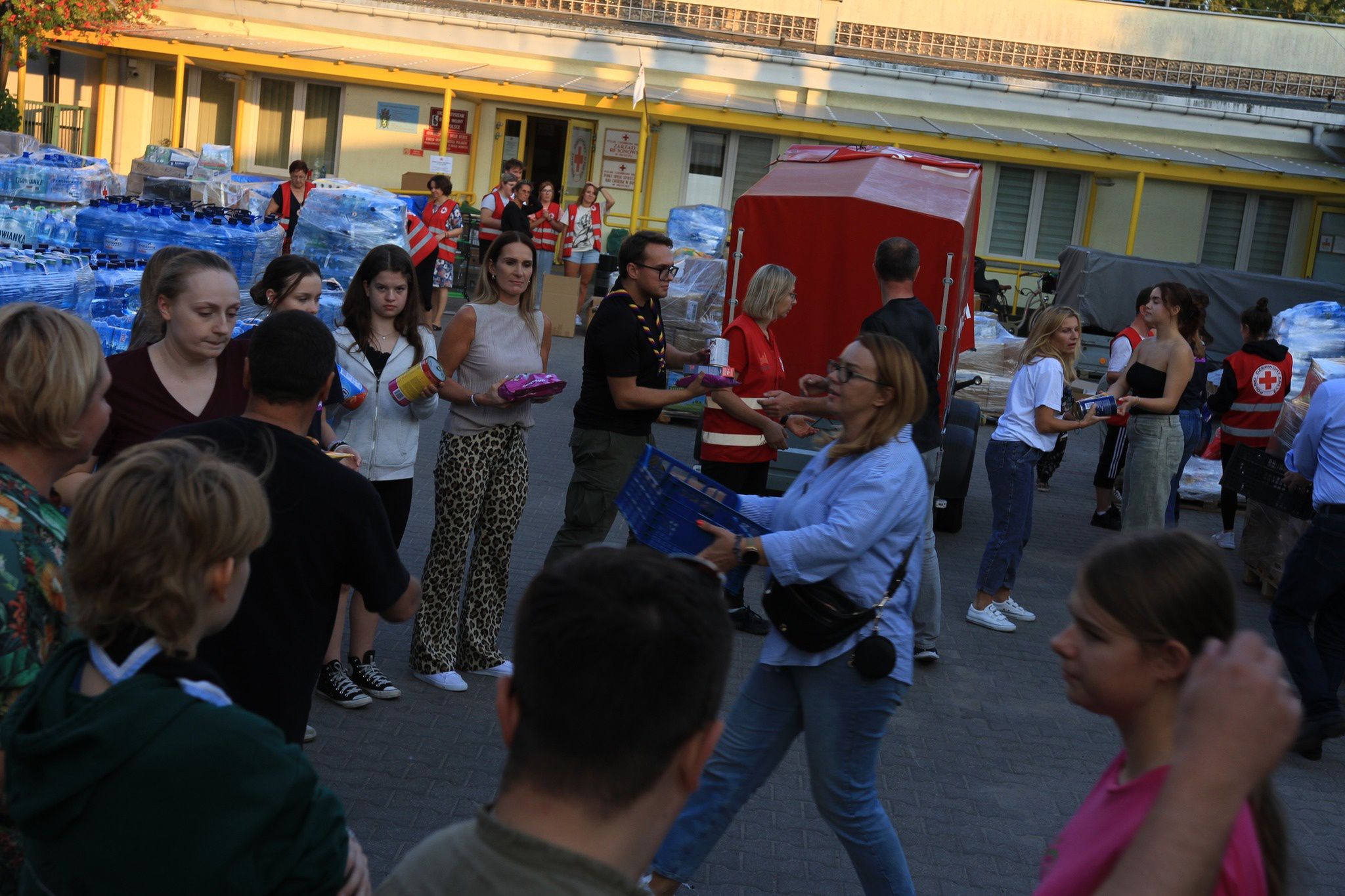 Pakowanie darów dla powodzian