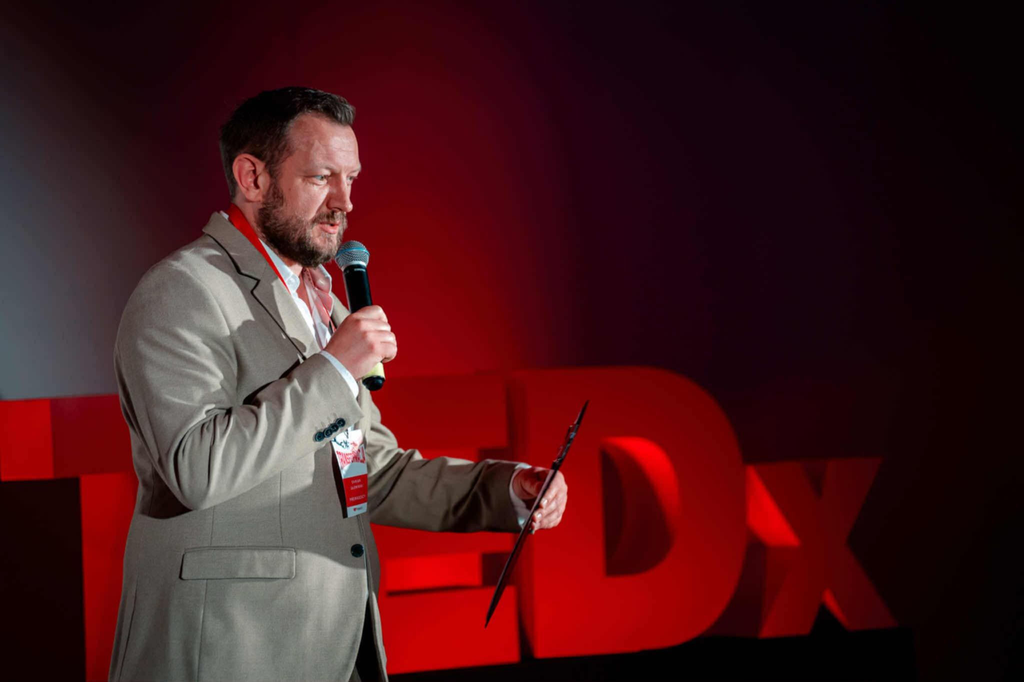 Damian Głowiński w trakcie prowadzenia różnych wydarzeń