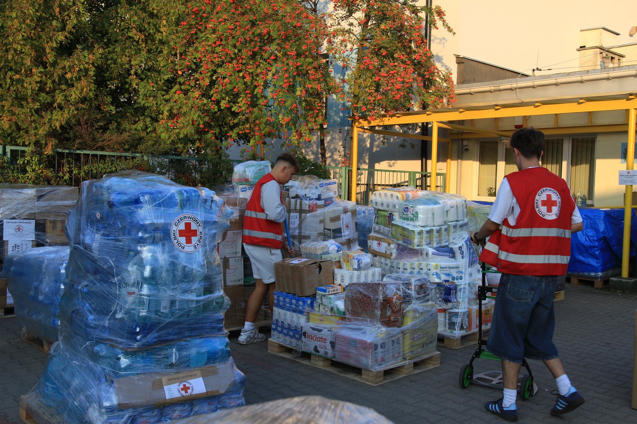 Pakowanie darów dla powodzian