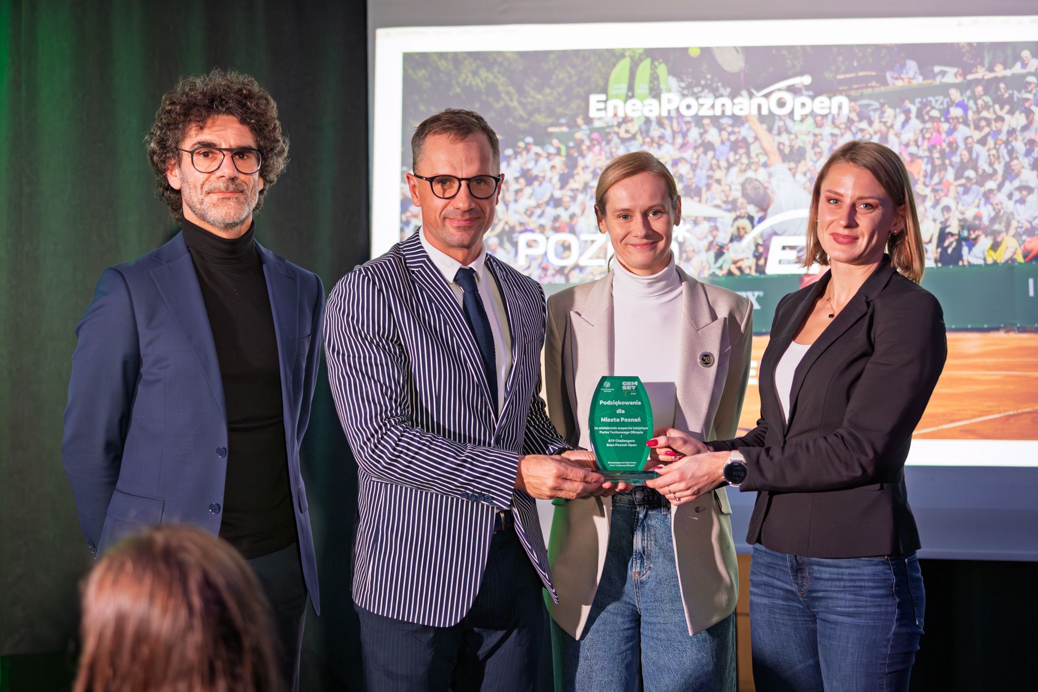 Patrycja Wyciszkiewicz i Dariusz Łapawa odbierają podziękowania 