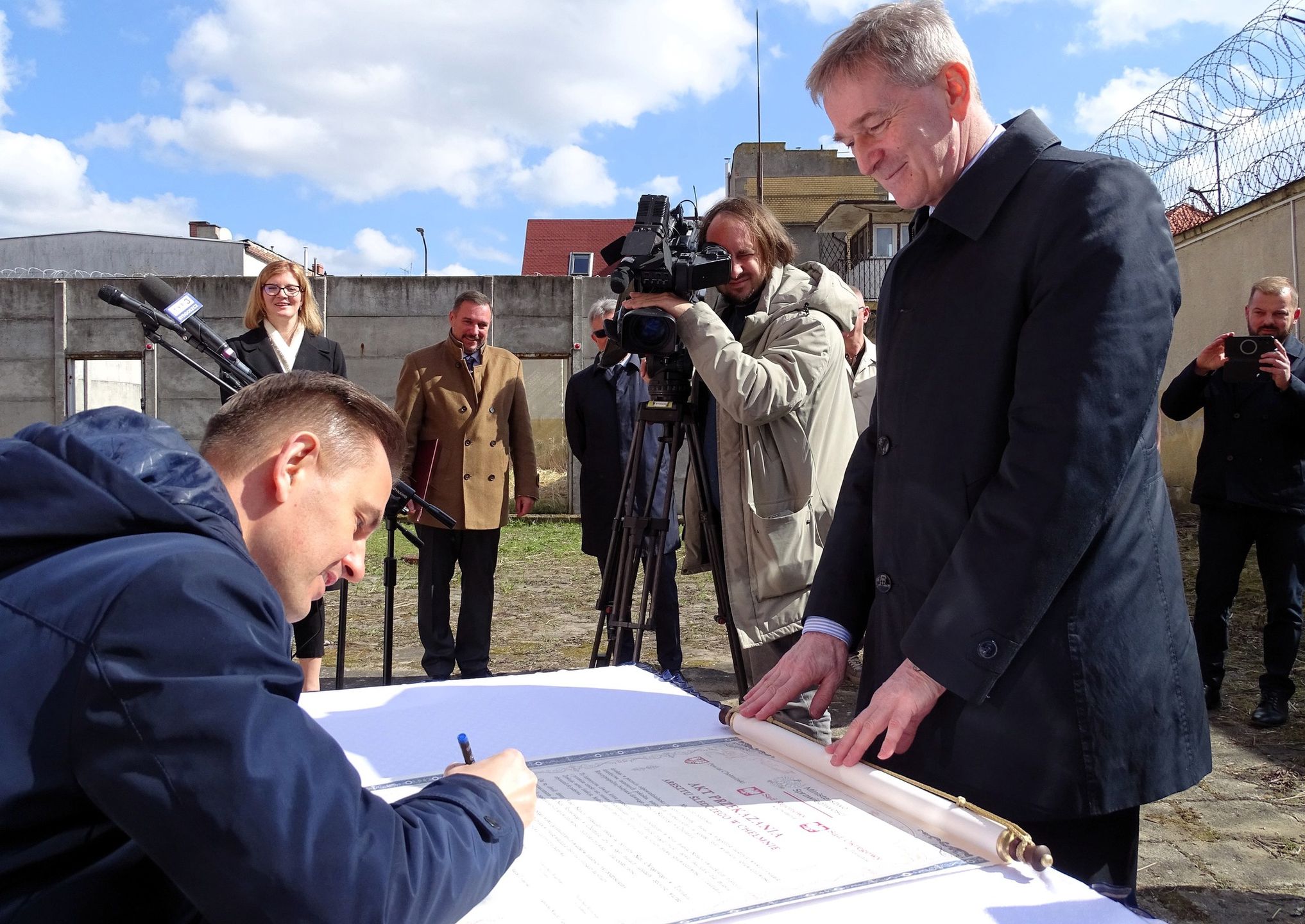 Minister Arkadiusz Myrcha podpisuje akt przekazania budynku