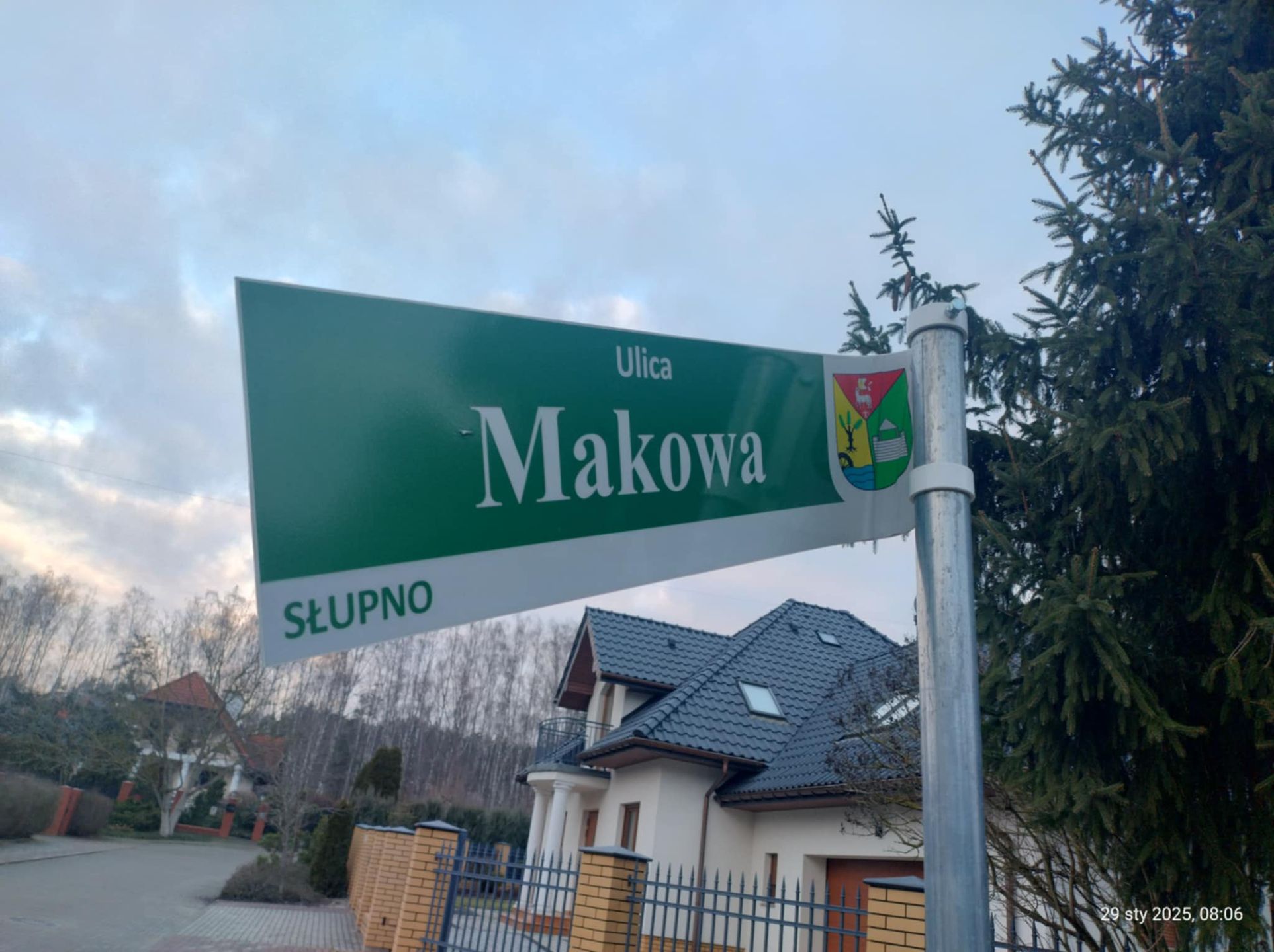 Zniszczone tablice informacyjne