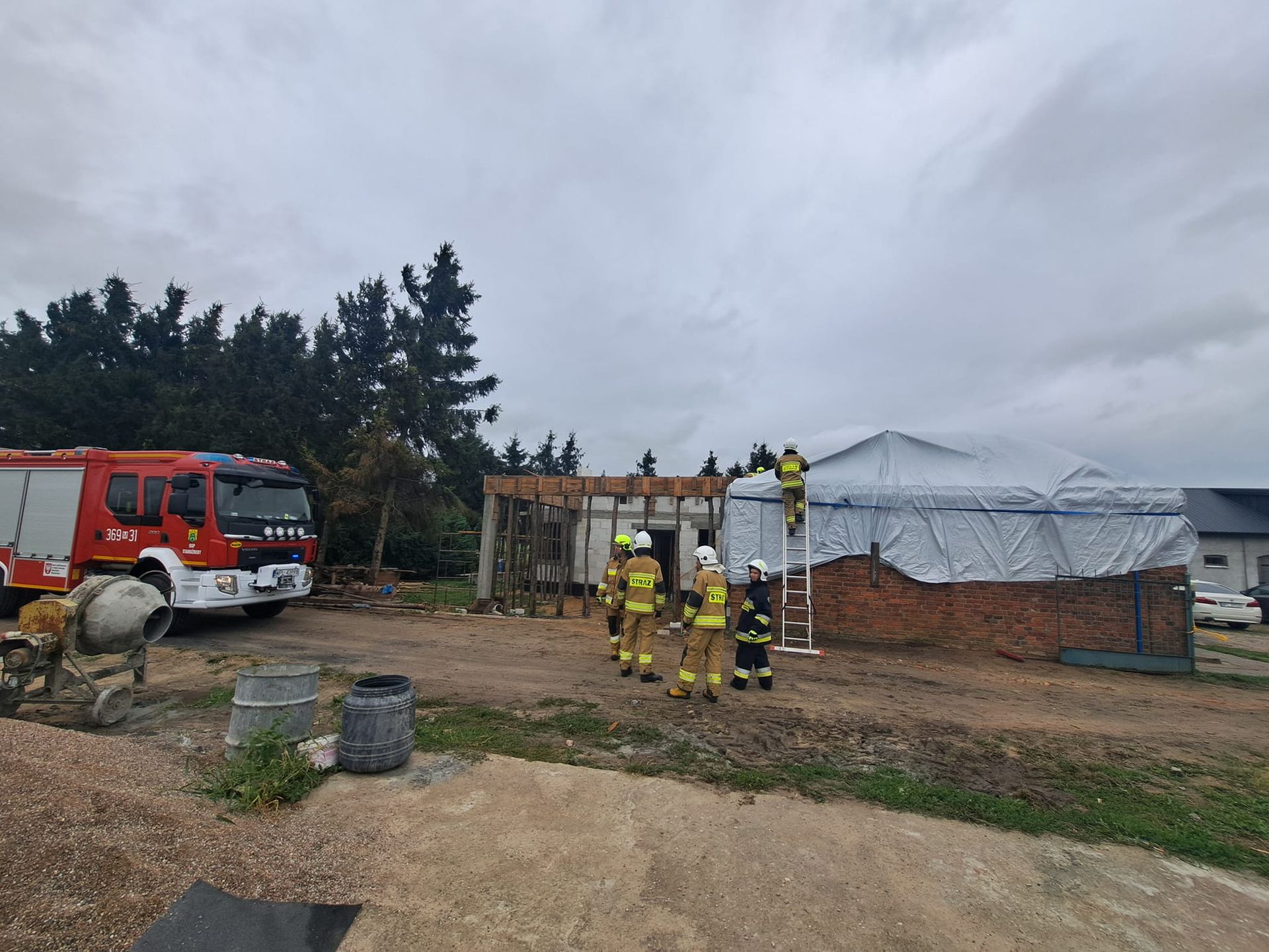 Zerwany dach budynku 