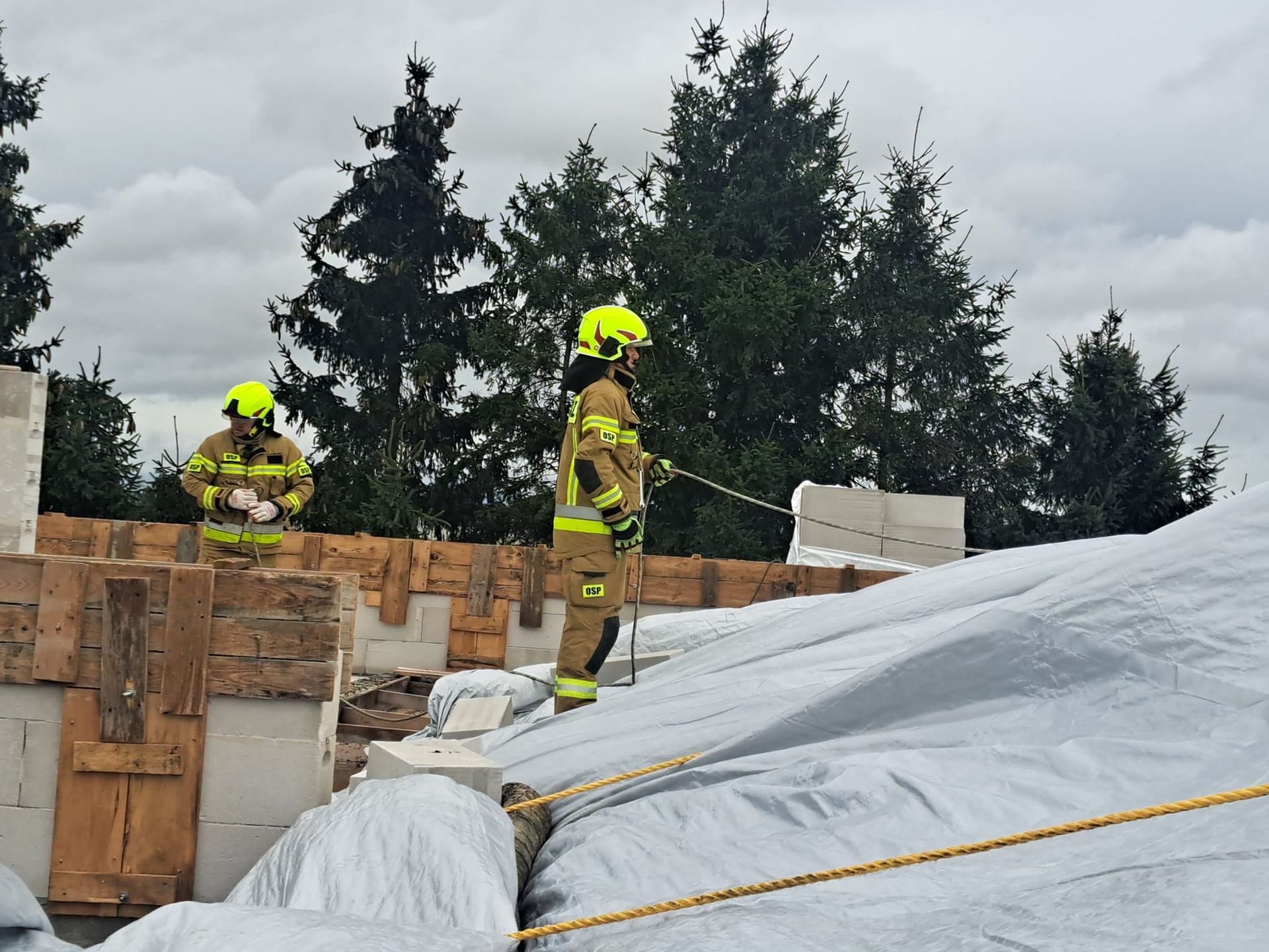 Zerwany dach budynku 