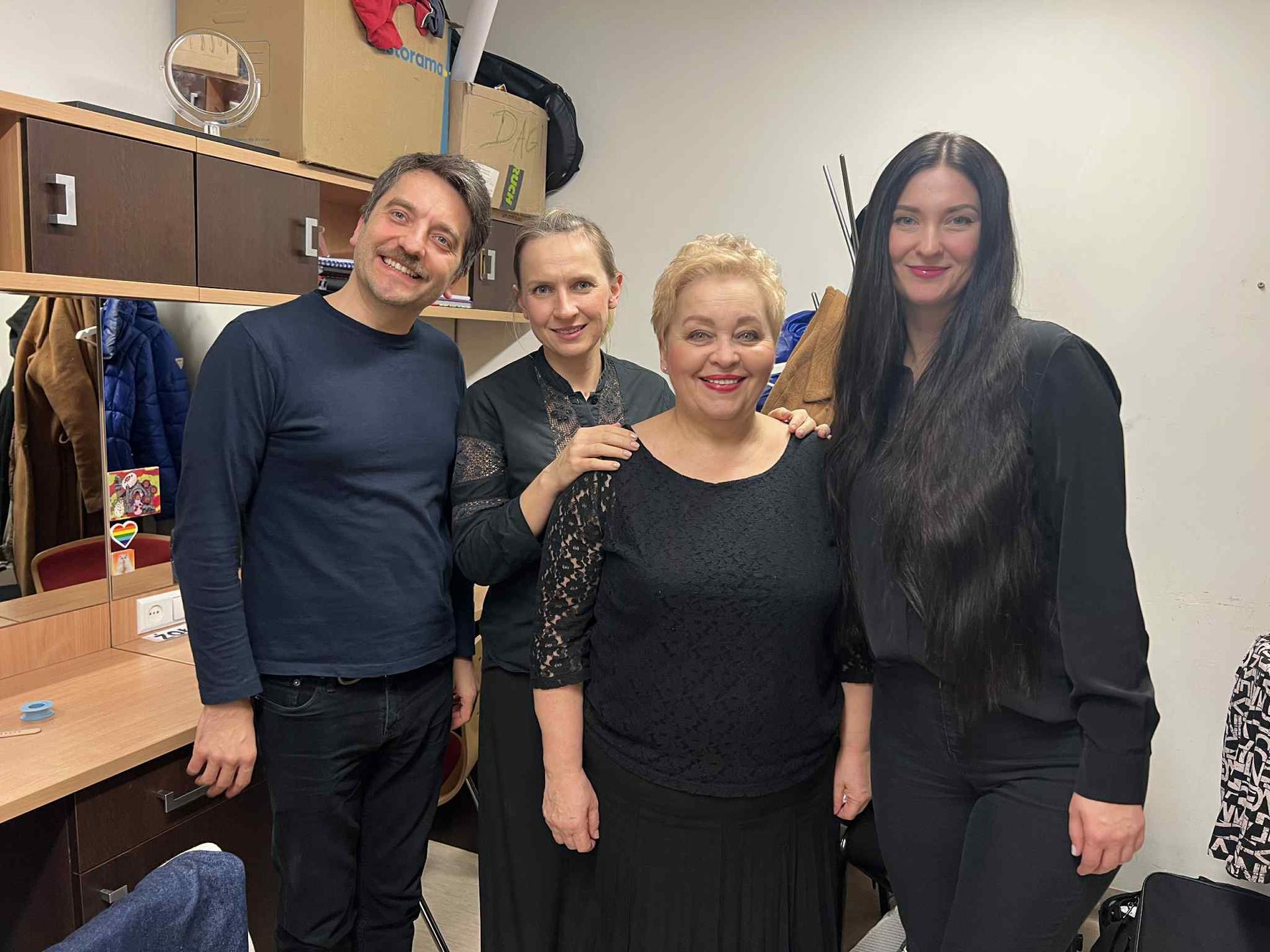 Sonia z aktorami występującymi w spektaklu