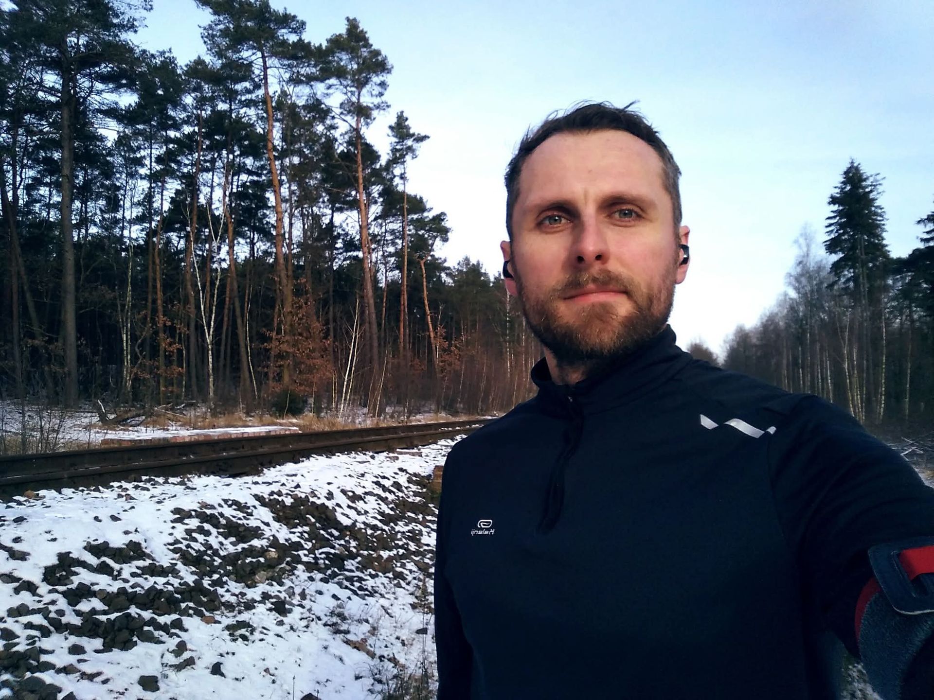 Damian Wiśniewski podczas biegu zimą